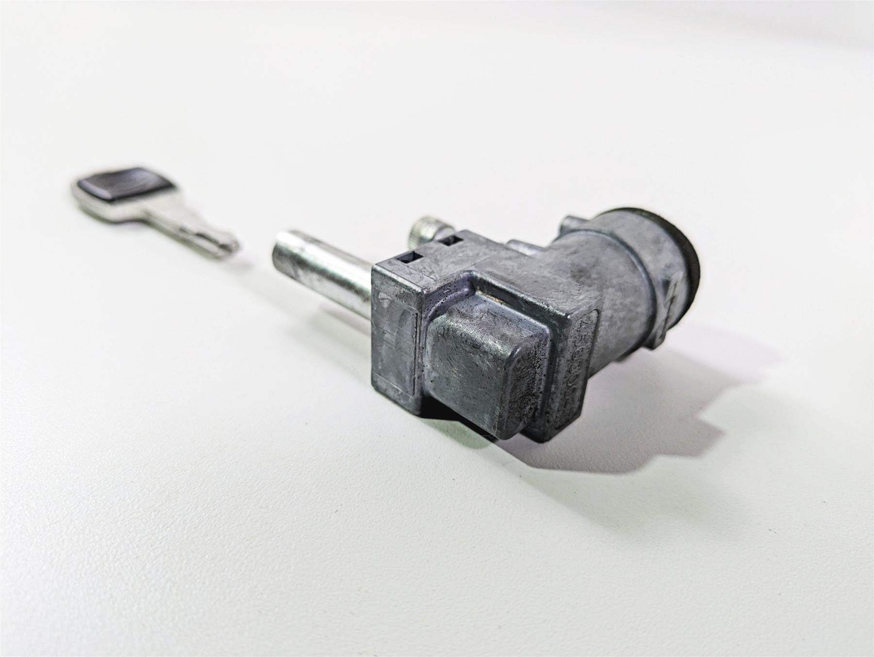 2019 Harley Softail FXDR 114 Steering Fork Lock & Key Set 45600049 {{ shop.shopifyCountryName }} - Mototech271