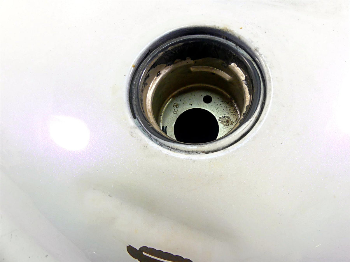 2010 Harley Touring FLHRC Road King Fuel Gas Tank White Ice Pearl -Read 61000691 {{ shop.shopifyCountryName }} - Mototech271