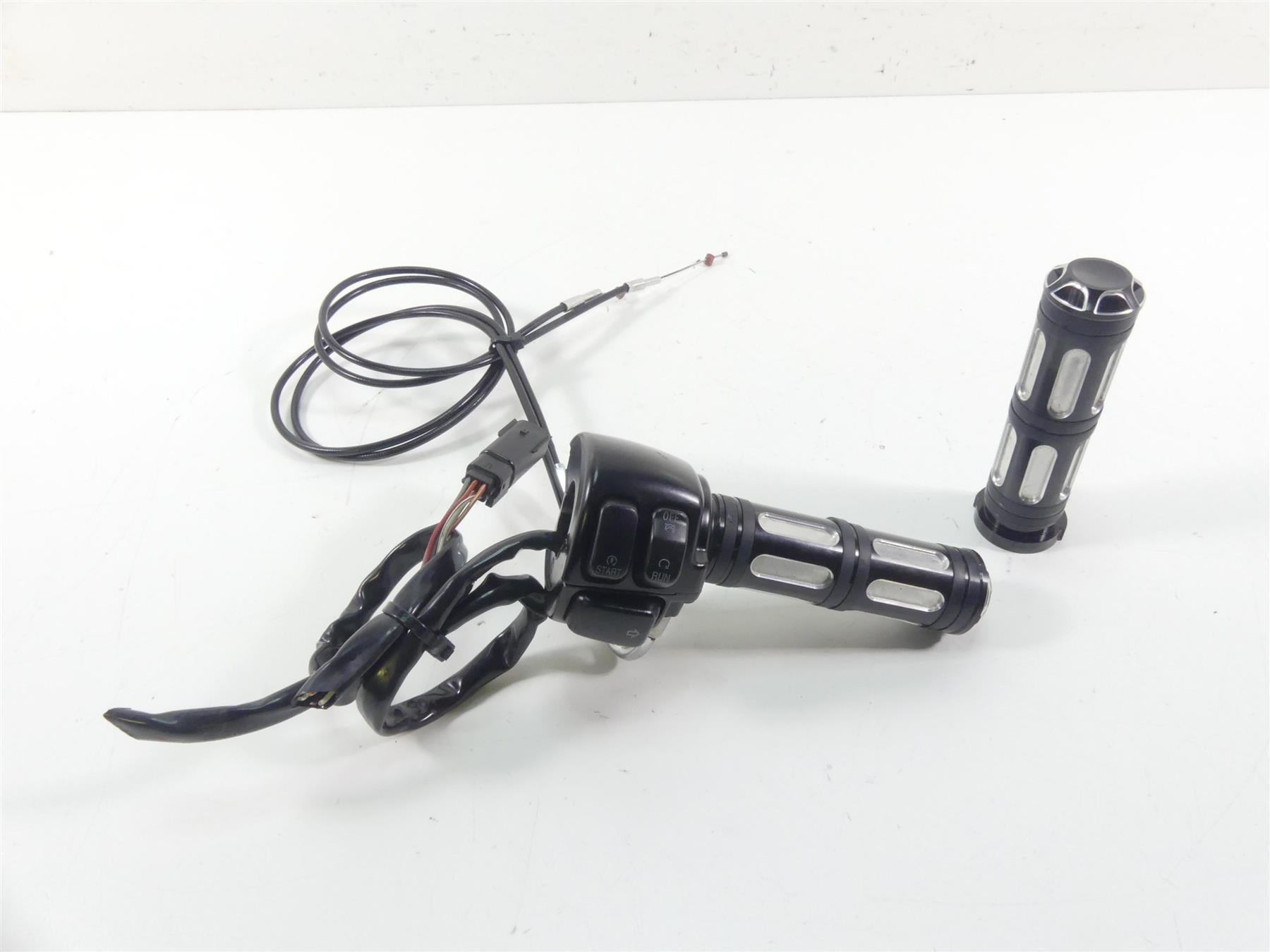 2011 Harley VRSCF Muscle Rod Right Hand Blinker Control Switch - Read 71684-06A | Mototech271