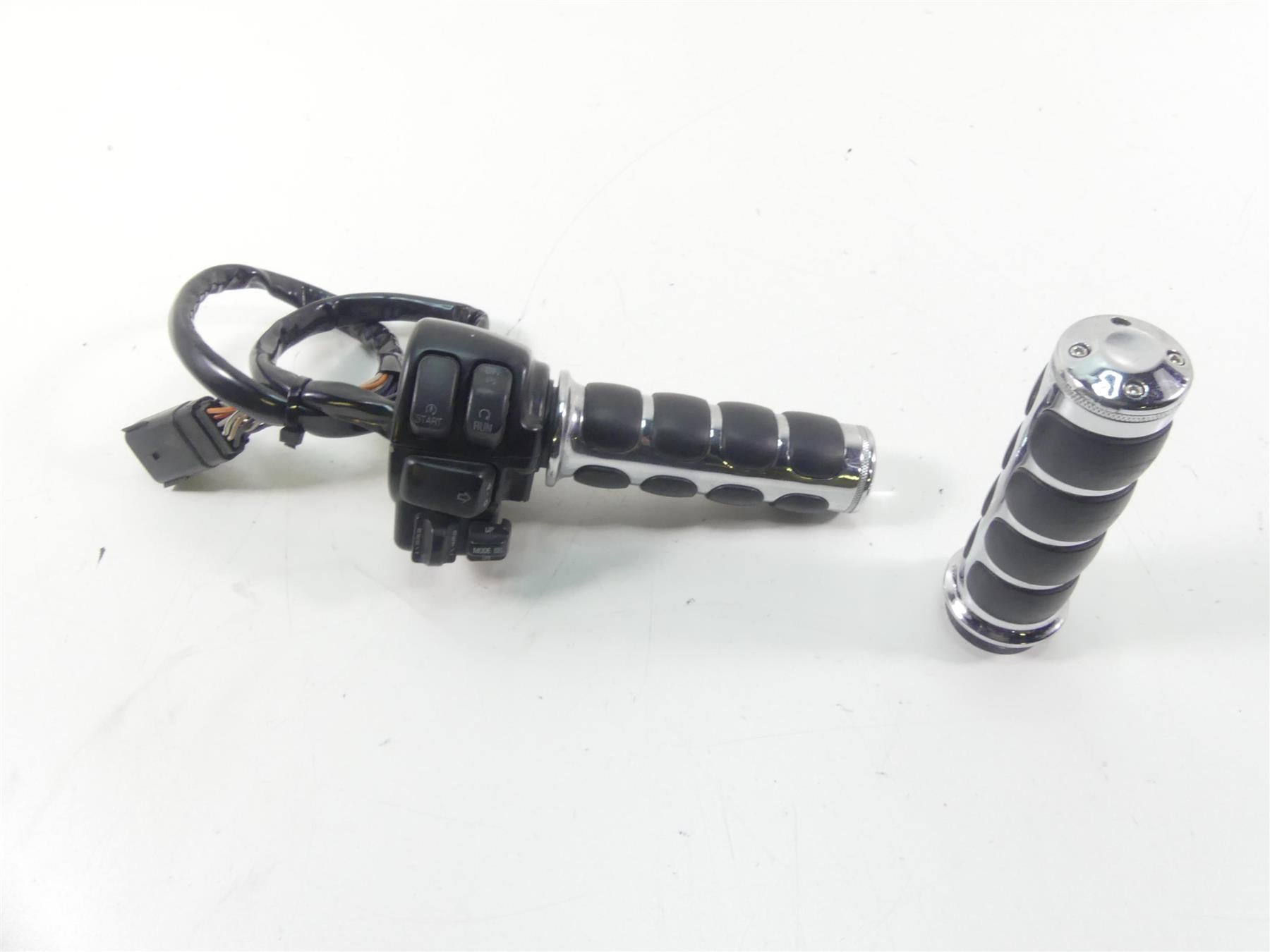 2013 Harley Touring FLHTP Electra Glide Right Cruise Control Switch 71684-06A {{ shop.shopifyCountryName }} - Mototech271