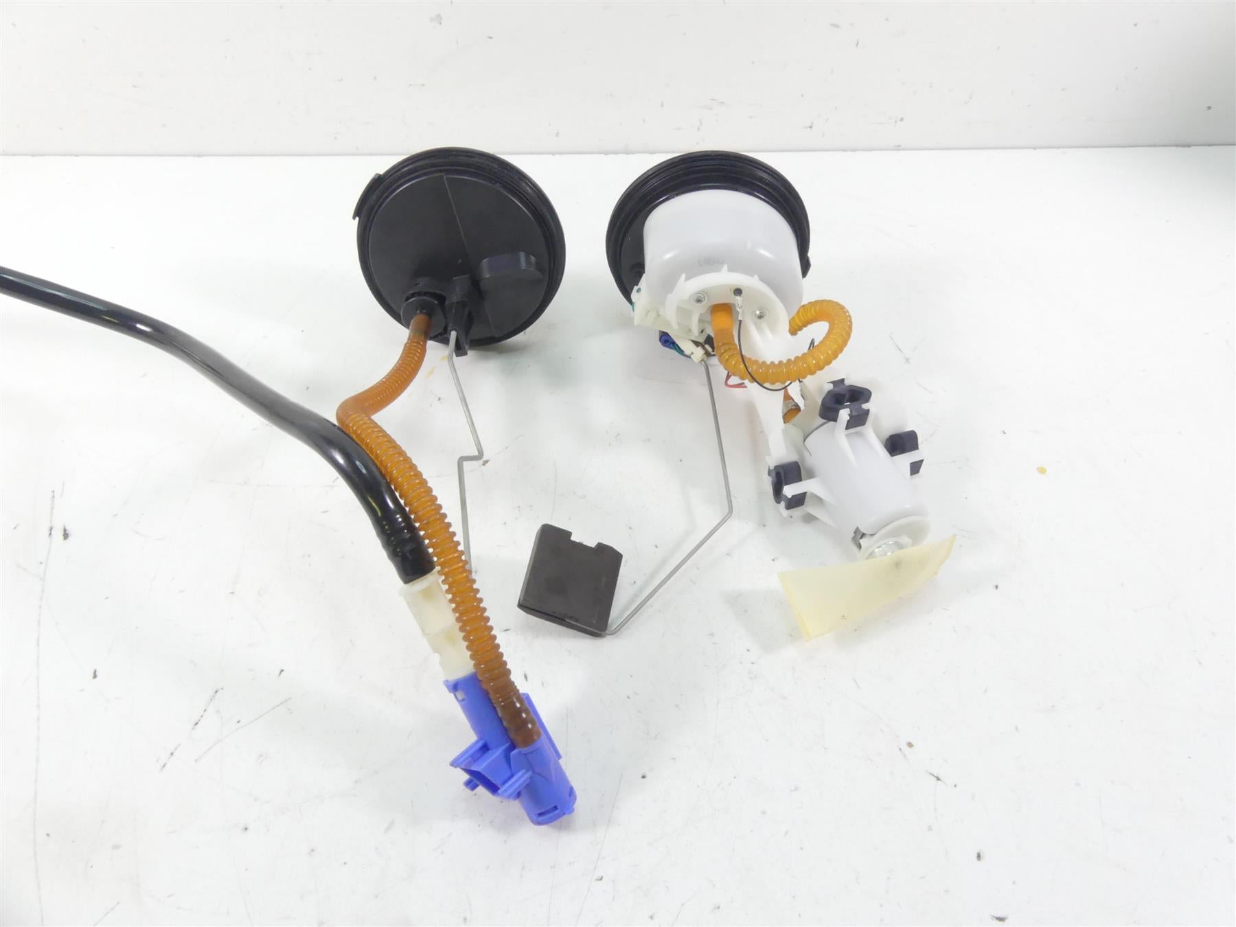 2012 BMW R1200 GS K255 Adventure Fuel Gas Petrol Pump + Level Sensor 16147708047 {{ shop.shopifyCountryName }} - Mototech271