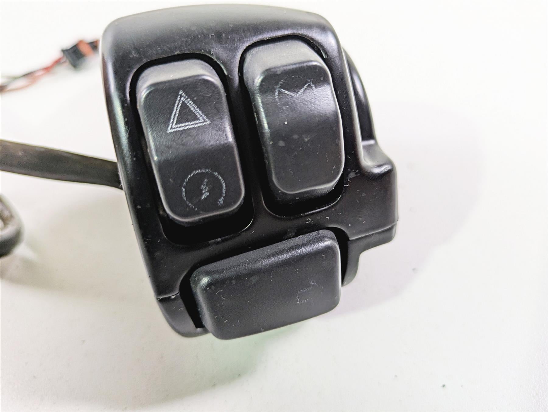2018 Harley FLHCS Softail Heritage 115th Right Hand Control Switch 71500462 {{ shop.shopifyCountryName }} - Mototech271