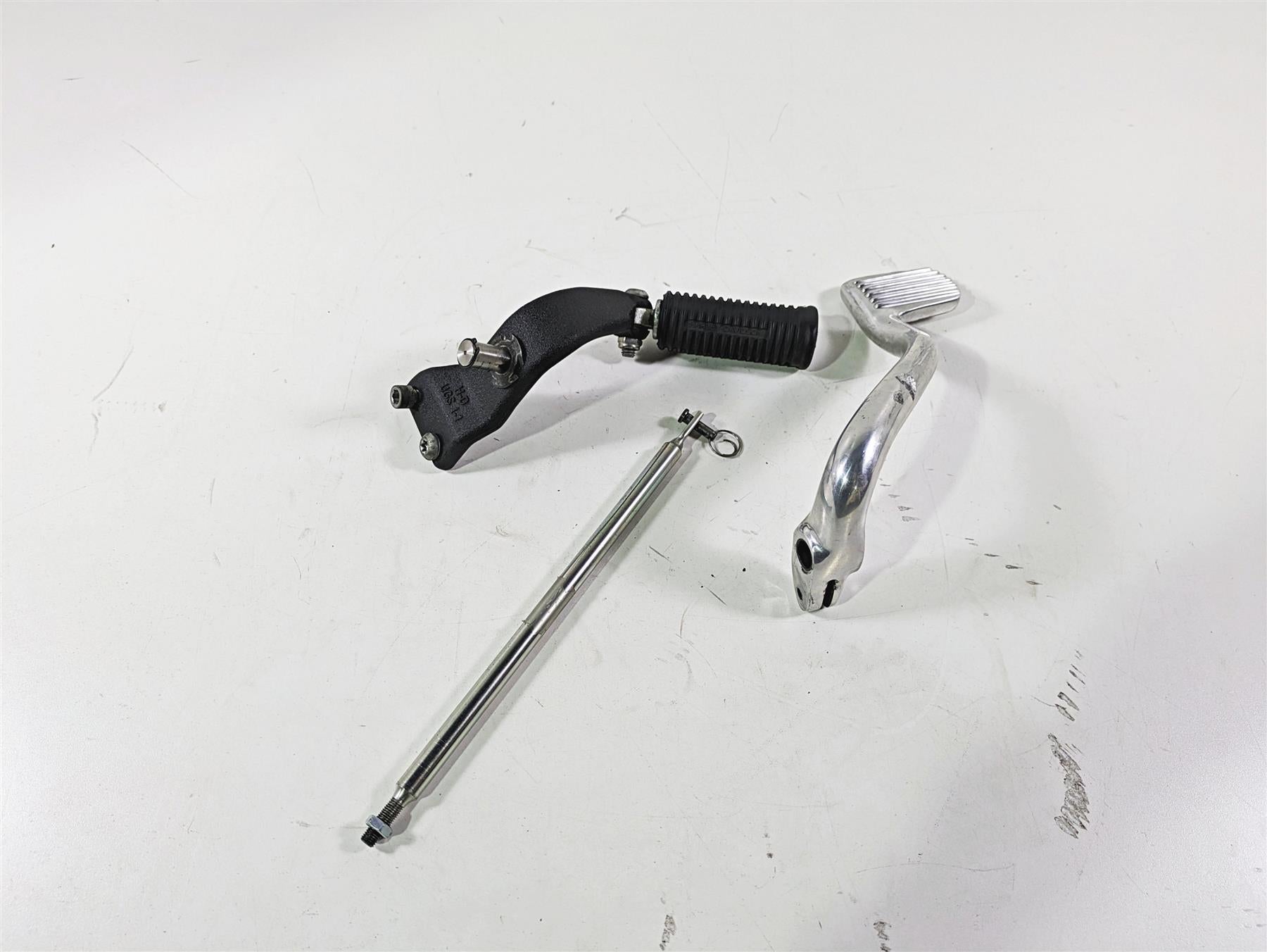 2017 Harley Dyna FXDB Street Bob Front Right Mid Footpeg & Brake Pedal 50666-07 {{ shop.shopifyCountryName }} - Mototech271