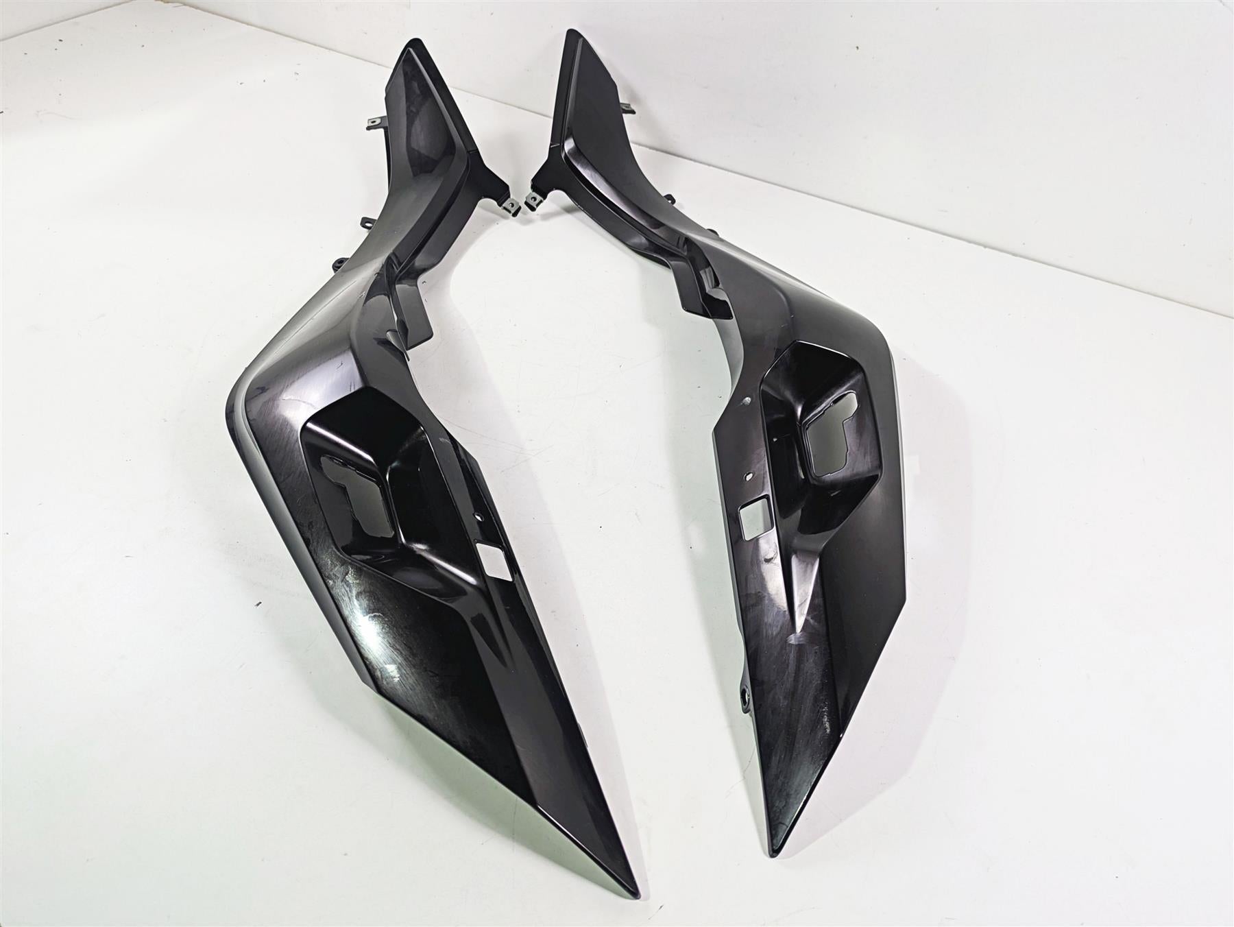 2016 BMW R1200RT K52 Tail Side Cover Fairing Set 46638533567 46638533568 {{ shop.shopifyCountryName }} - Mototech271