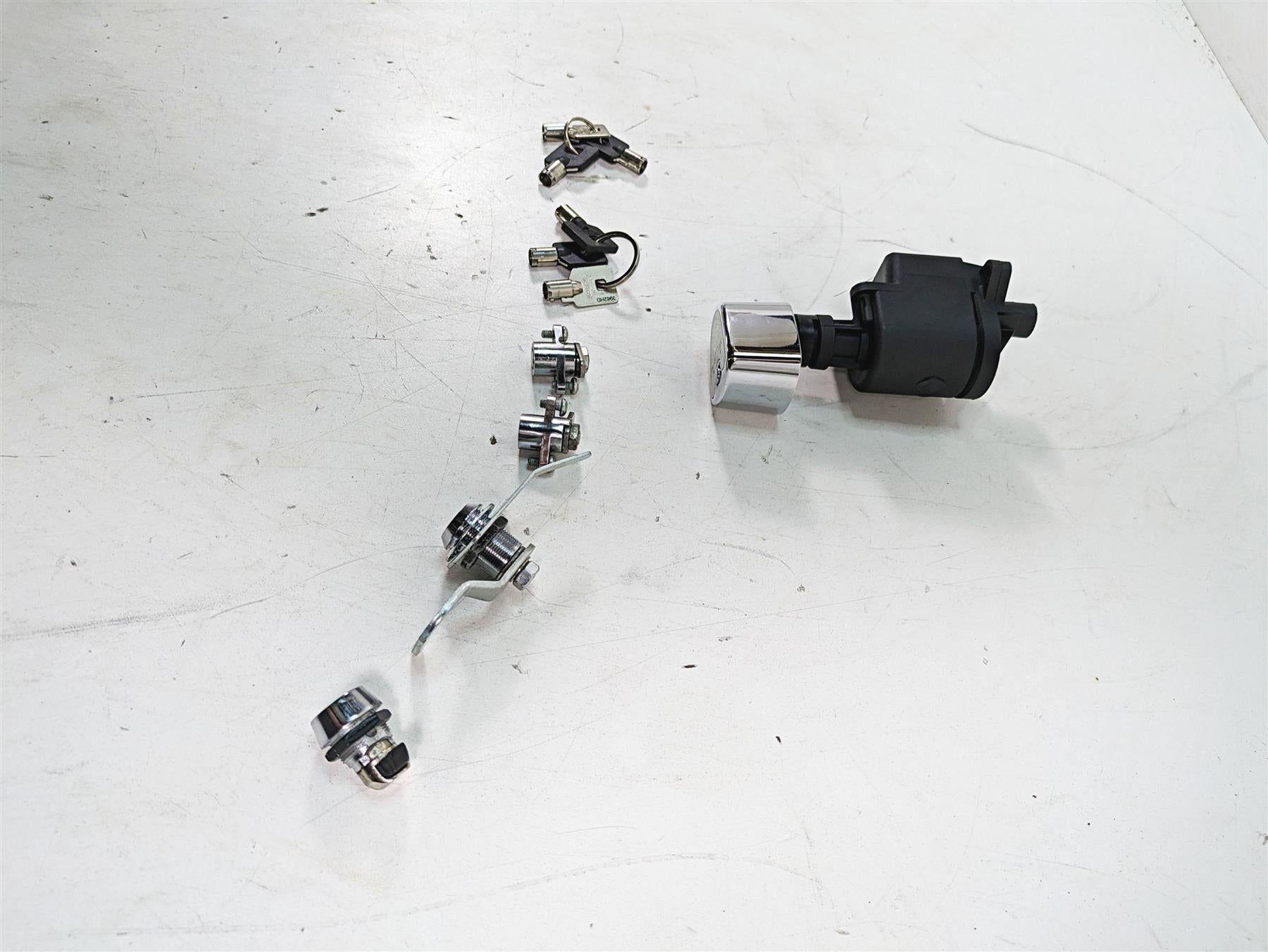 2010 Harley Touring FLHTCU Electra Glide Ignition Switch Key Lock Set 71572-06 {{ shop.shopifyCountryName }} - Mototech271