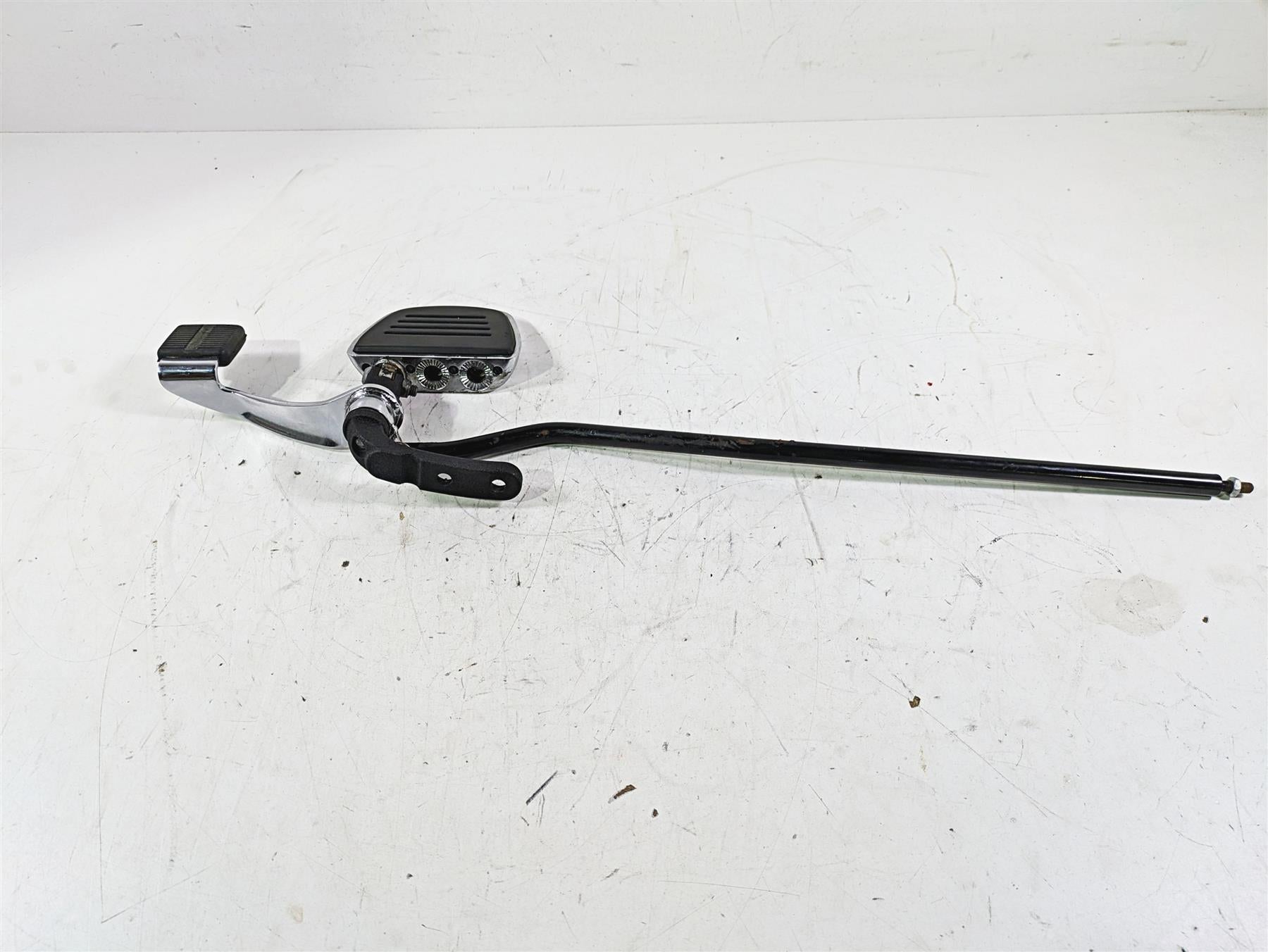 2013 Harley FXDWG Dyna Wide Glide Right Floorboard + Forward Controls 42663-03A {{ shop.shopifyCountryName }} - Mototech271