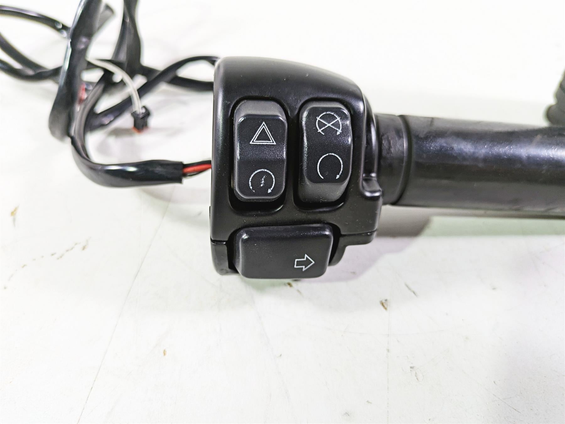 2018 Harley Softail FXFBS Fat Bob Right Hand Control Switch Start Stop 71500462 {{ shop.shopifyCountryName }} - Mototech271