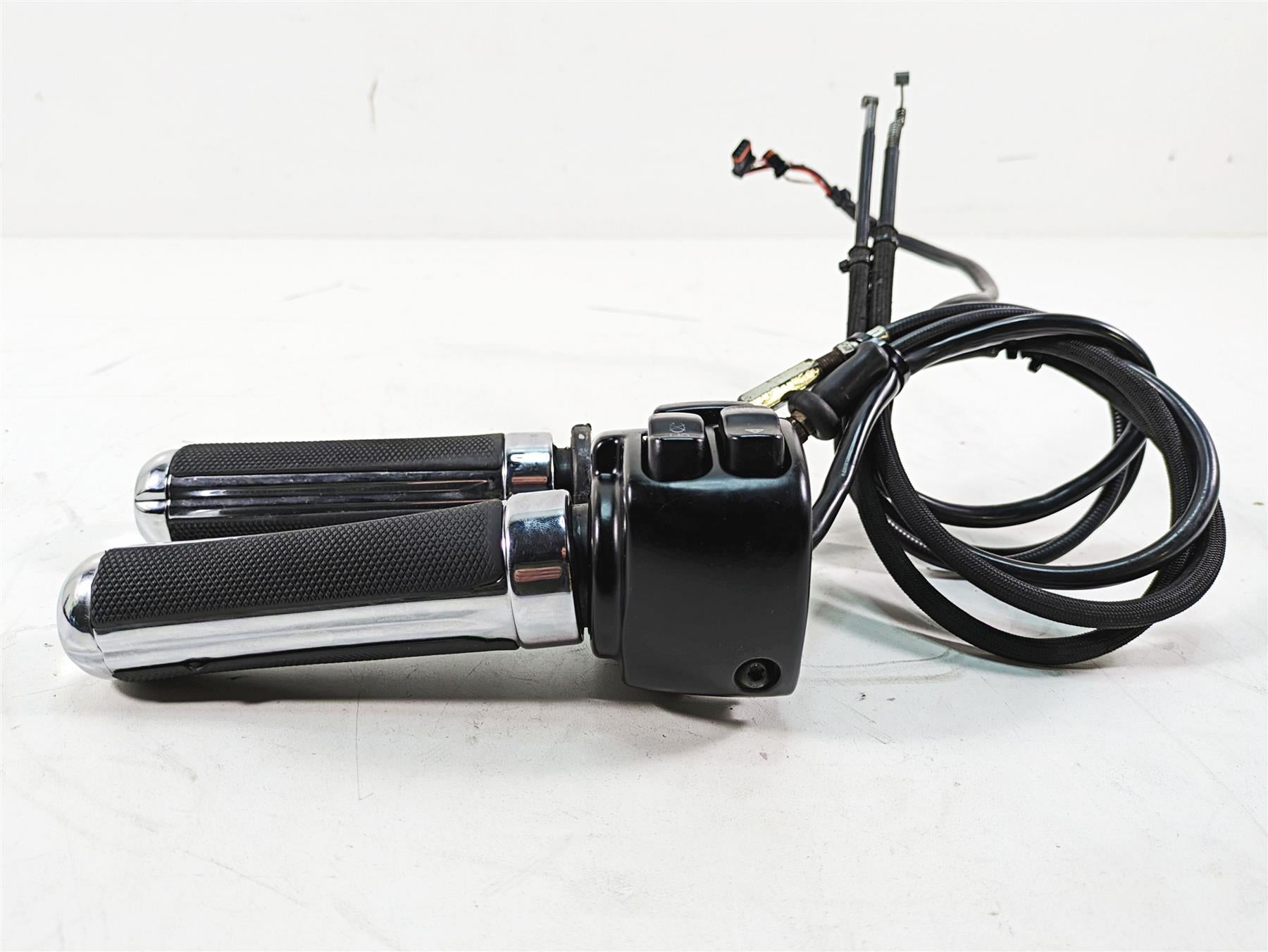 2012 Harley FLD Dyna Switchback Right Control Switch Throttle Grip Set 72948-12 {{ shop.shopifyCountryName }} - Mototech271