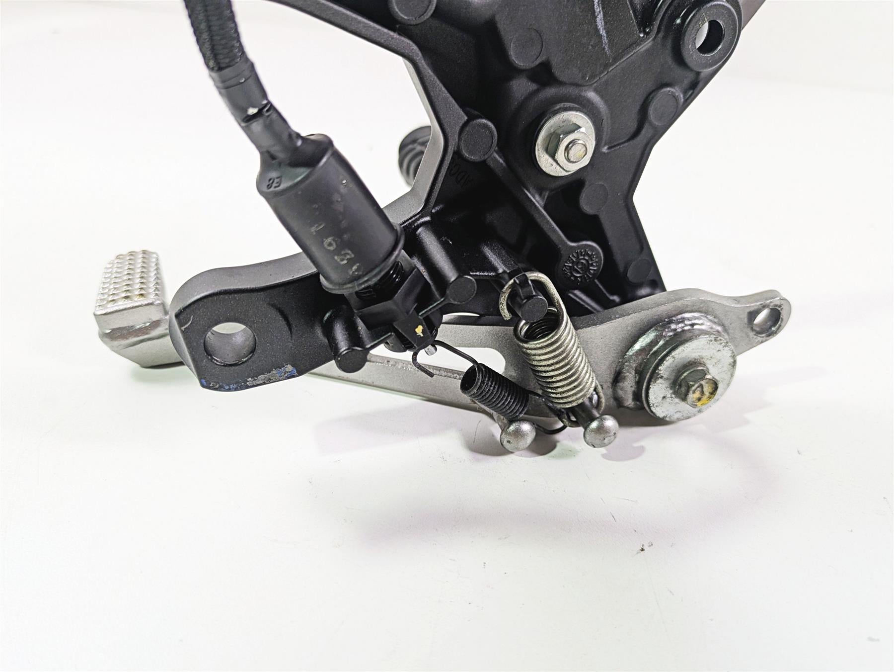 2020 Kawasaki Z900 ZR900 Right Footpeg & Brake Pedal Set - Read 35063-1442-18R {{ shop.shopifyCountryName }} - Mototech271