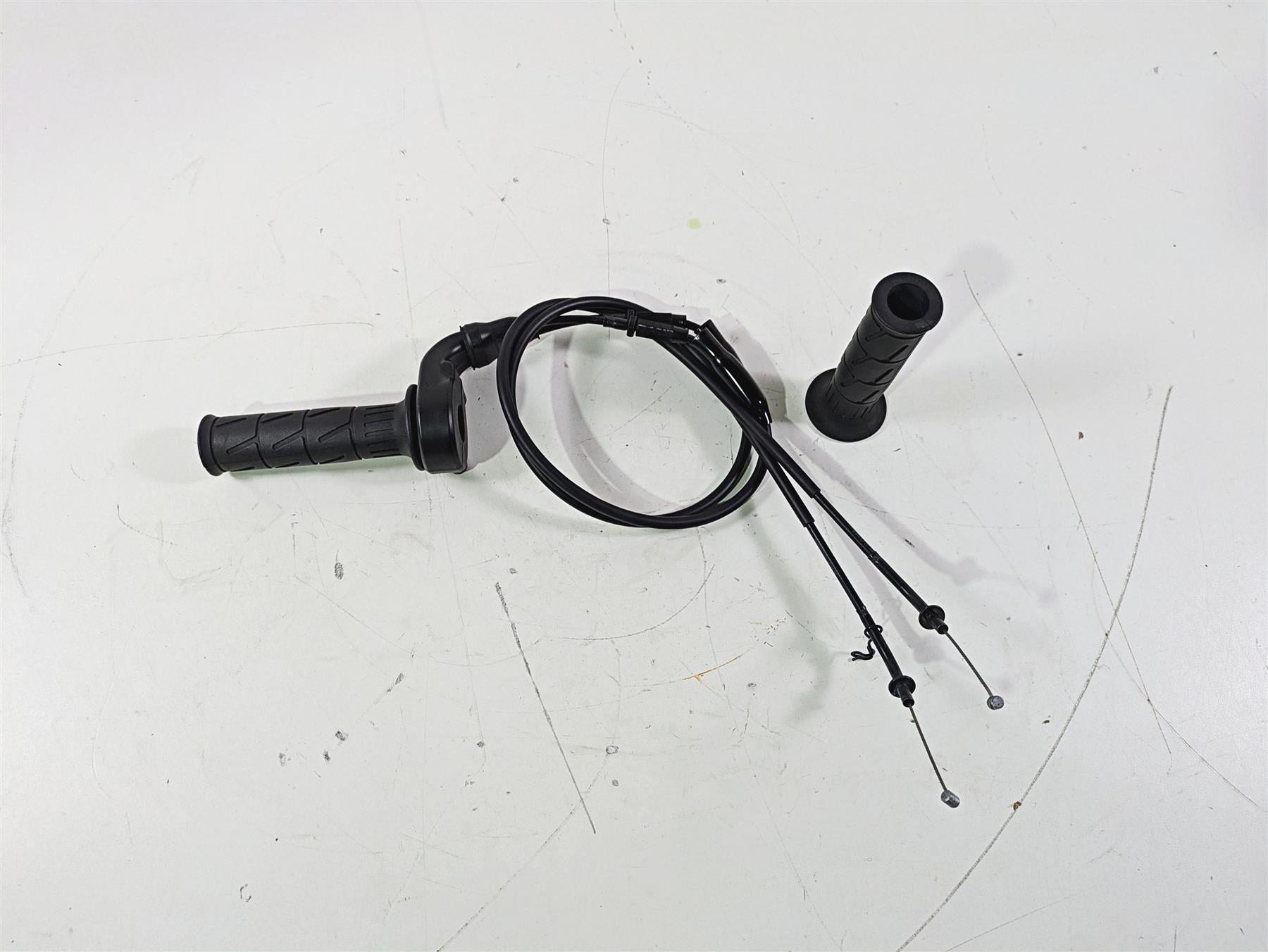 2022 Kawasaki ZR900RS Cafe Throttle Grip & Cable Set 2099-0049 46019-0001 {{ shop.shopifyCountryName }} - Mototech271