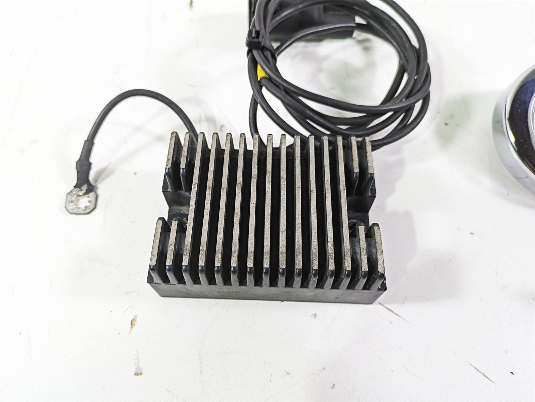 2003 Harley Dyna FXDL Low Rider 100TH Rectifier Voltage Regulator 74518-99A {{ shop.shopifyCountryName }} - Mototech271