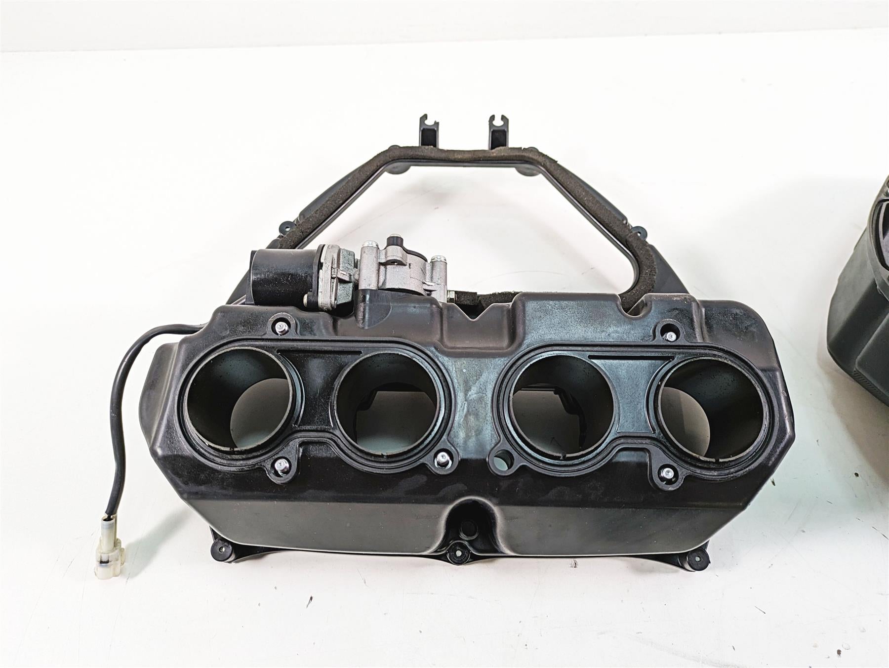 2007 Yamaha R1 YZFR1 Air Filter Box + Actuator & Tubes - Read 4C8-14411-00-00 {{ shop.shopifyCountryName }} - Mototech271