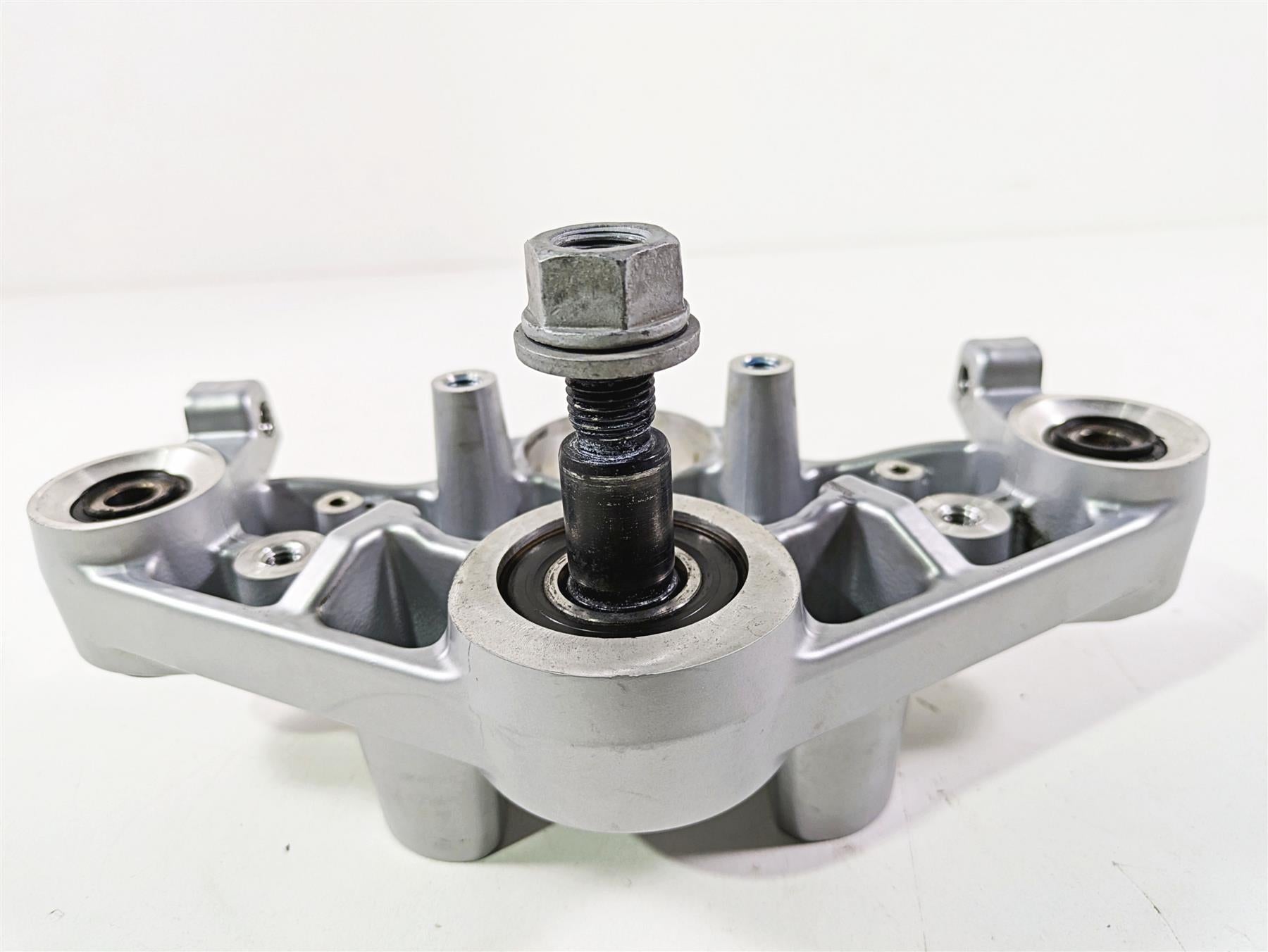 2012 BMW R1200R K27 Upper Triple Tree Steering Clamp 31427727249 7728078 {{ shop.shopifyCountryName }} - Mototech271