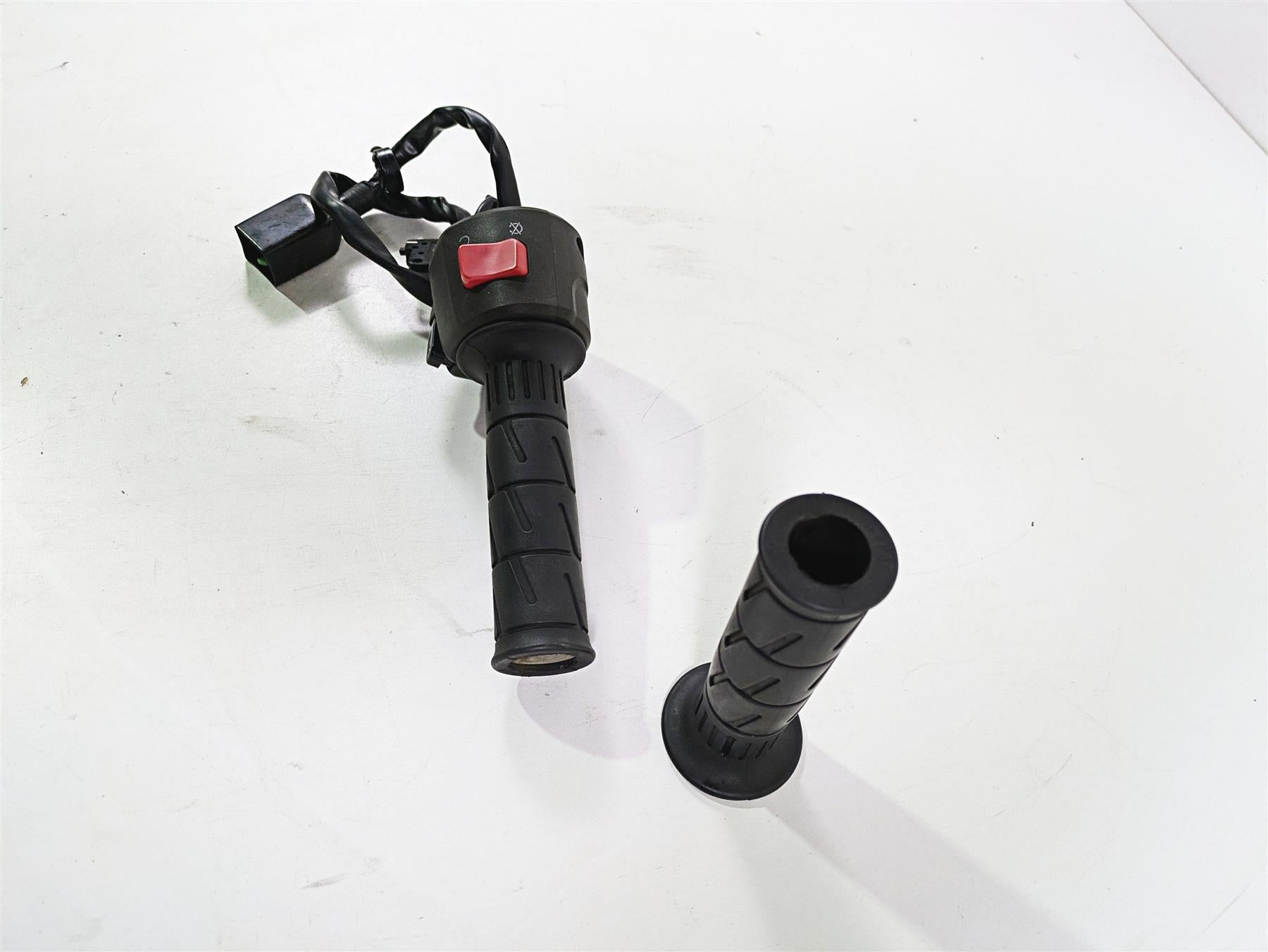 2009 Kawaski EX250 Ninja 250R Right Hand Start Kill Control Switch 46091-0157 {{ shop.shopifyCountryName }} - Mototech271