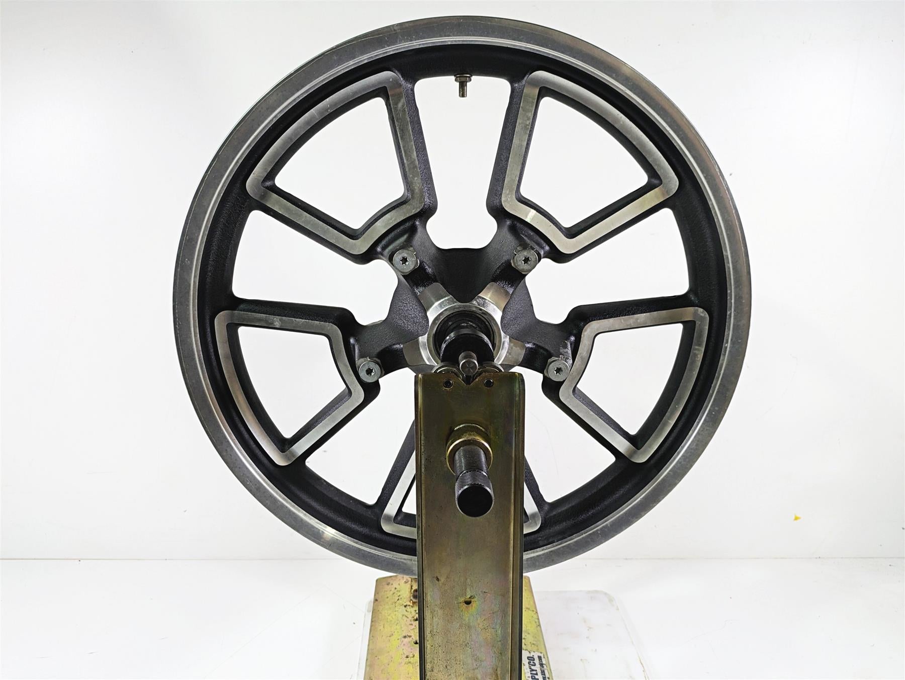 2015 Harley FXDL Dyna Low Rider Nice Oem Front Wheel Rim 19x2.5 Cast 43300280 {{ shop.shopifyCountryName }} - Mototech271