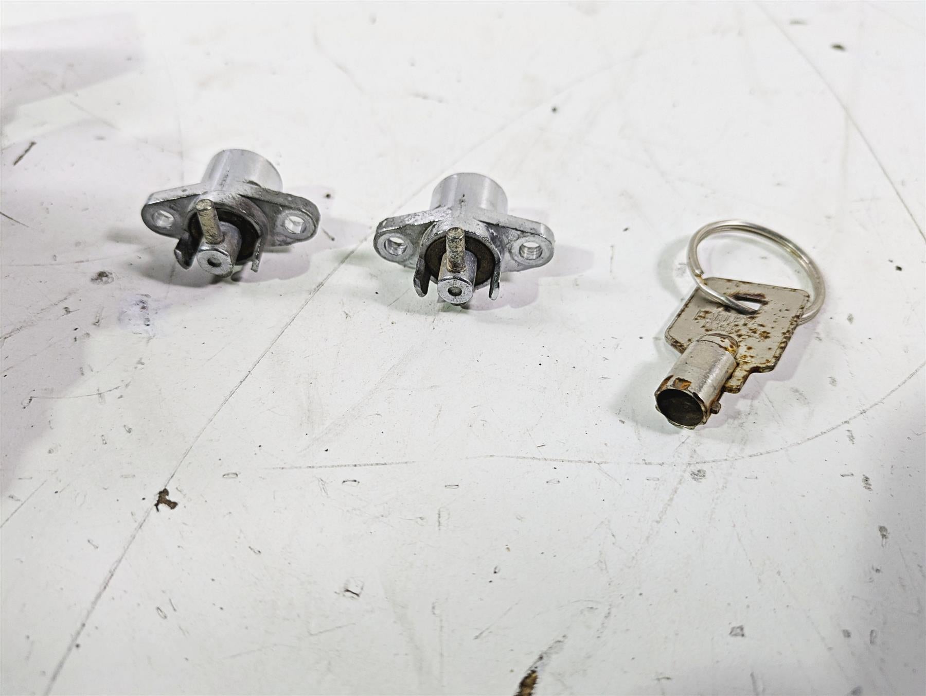 2007 Harley Touring FLHTCU SE CVO E-Glide Ignition Switch Key Lock Set 71572-06 {{ shop.shopifyCountryName }} - Mototech271