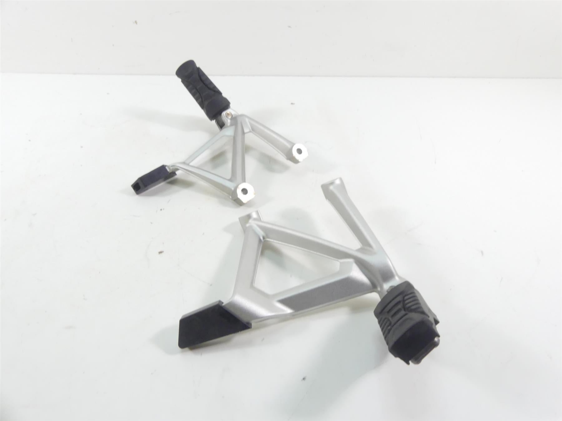 2014 BMW R1200GS K50 Rear Passenger Pillion Footpeg Foot Peg Set 46718526741 {{ shop.shopifyCountryName }} - Mototech271