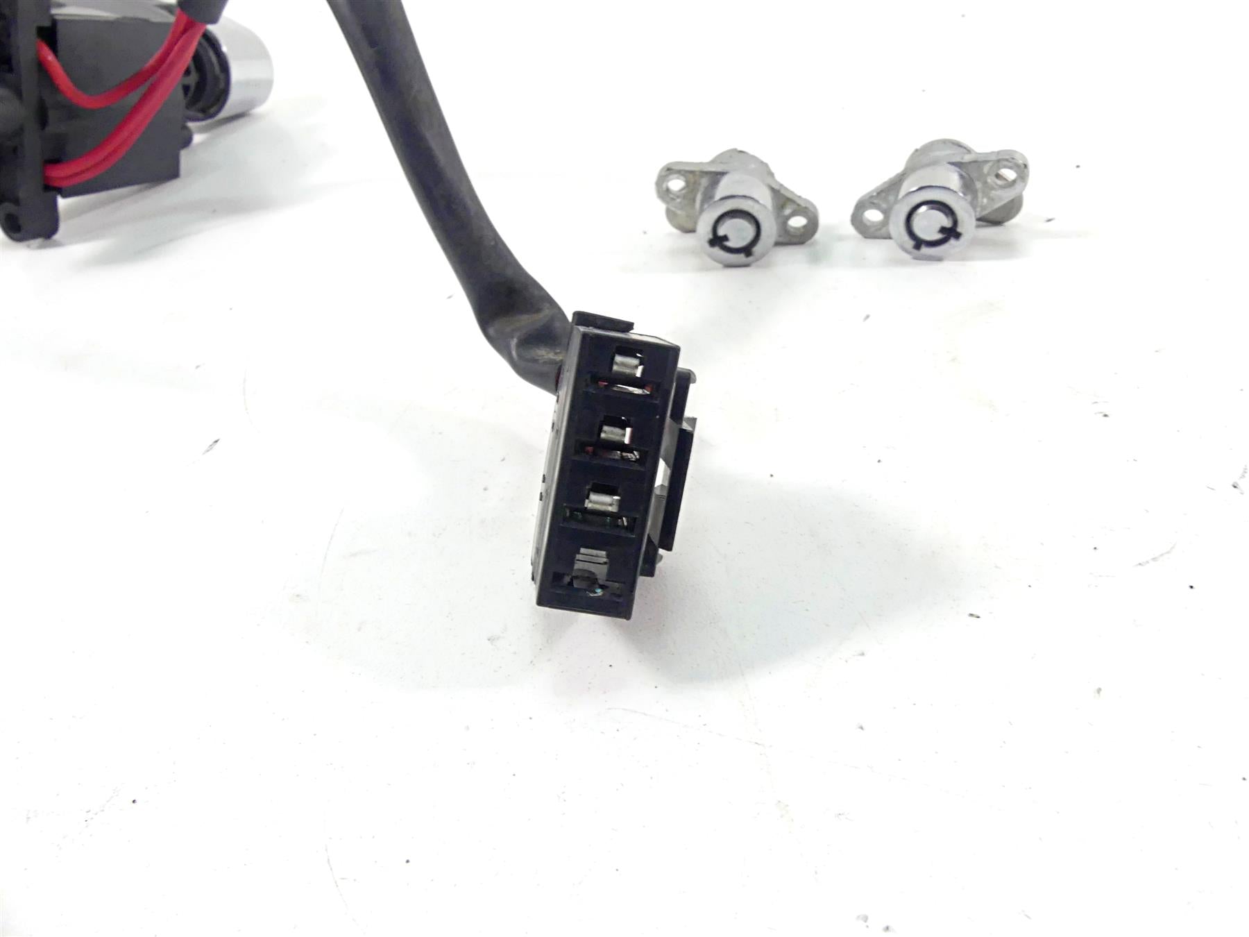 2004 Harley Touring FLHTCUI Electra Glide Ignition Switch Lock Set -Vin 71640-99 {{ shop.shopifyCountryName }} - Mototech271