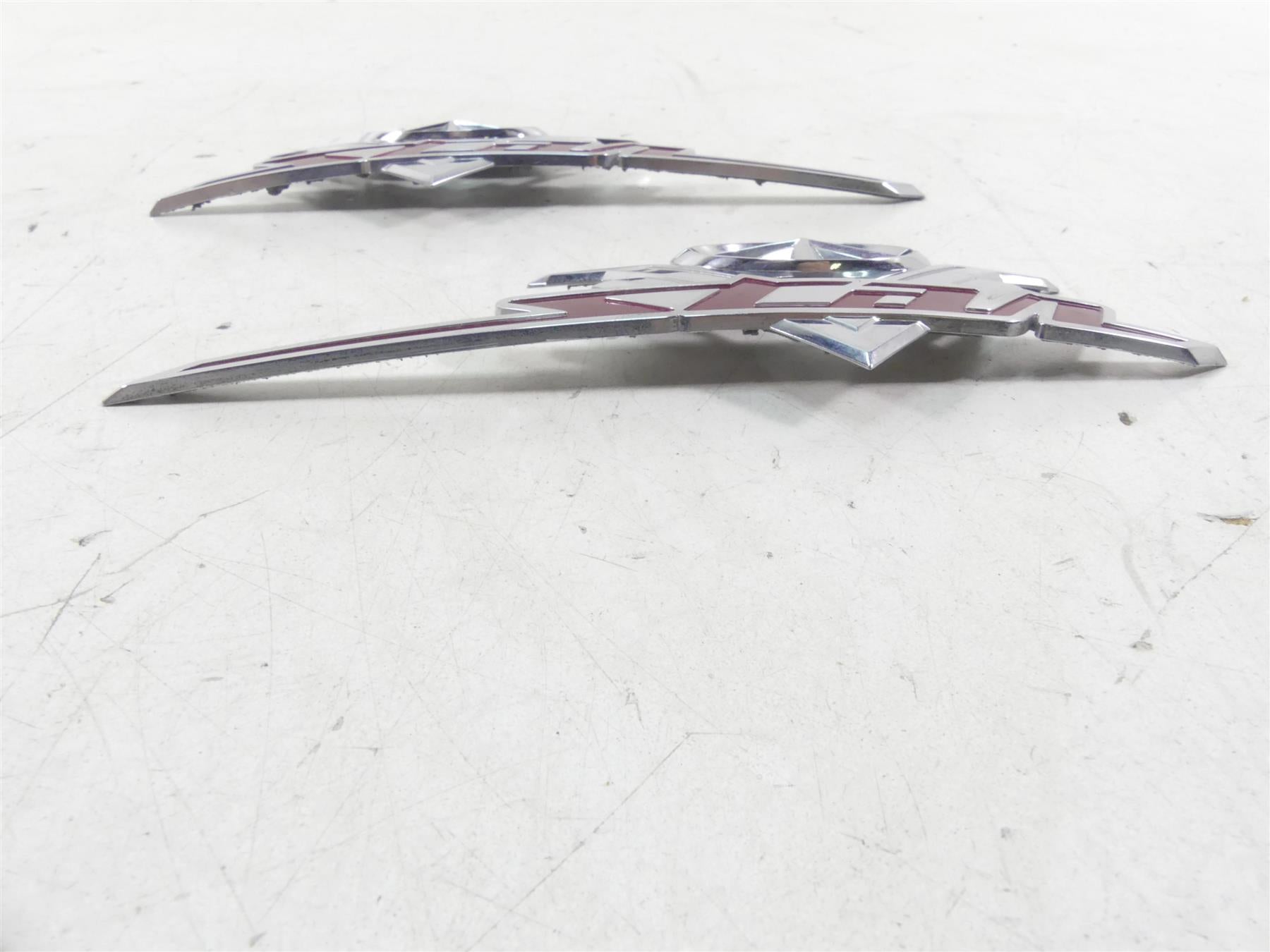 2002 Yamaha XVS1100 V-Star Fuel Gas Petrol Tank Emblem Set 5KS-2416B-10-00 {{ shop.shopifyCountryName }} - Mototech271