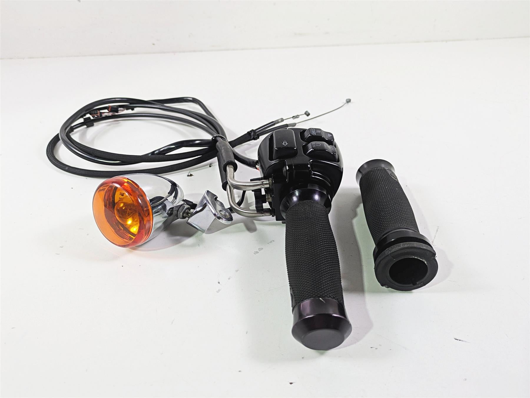 2014 Harley FXDF Dyna Fat Bob Right Hand Control Switch & Blinker 72944-12 {{ shop.shopifyCountryName }} - Mototech271