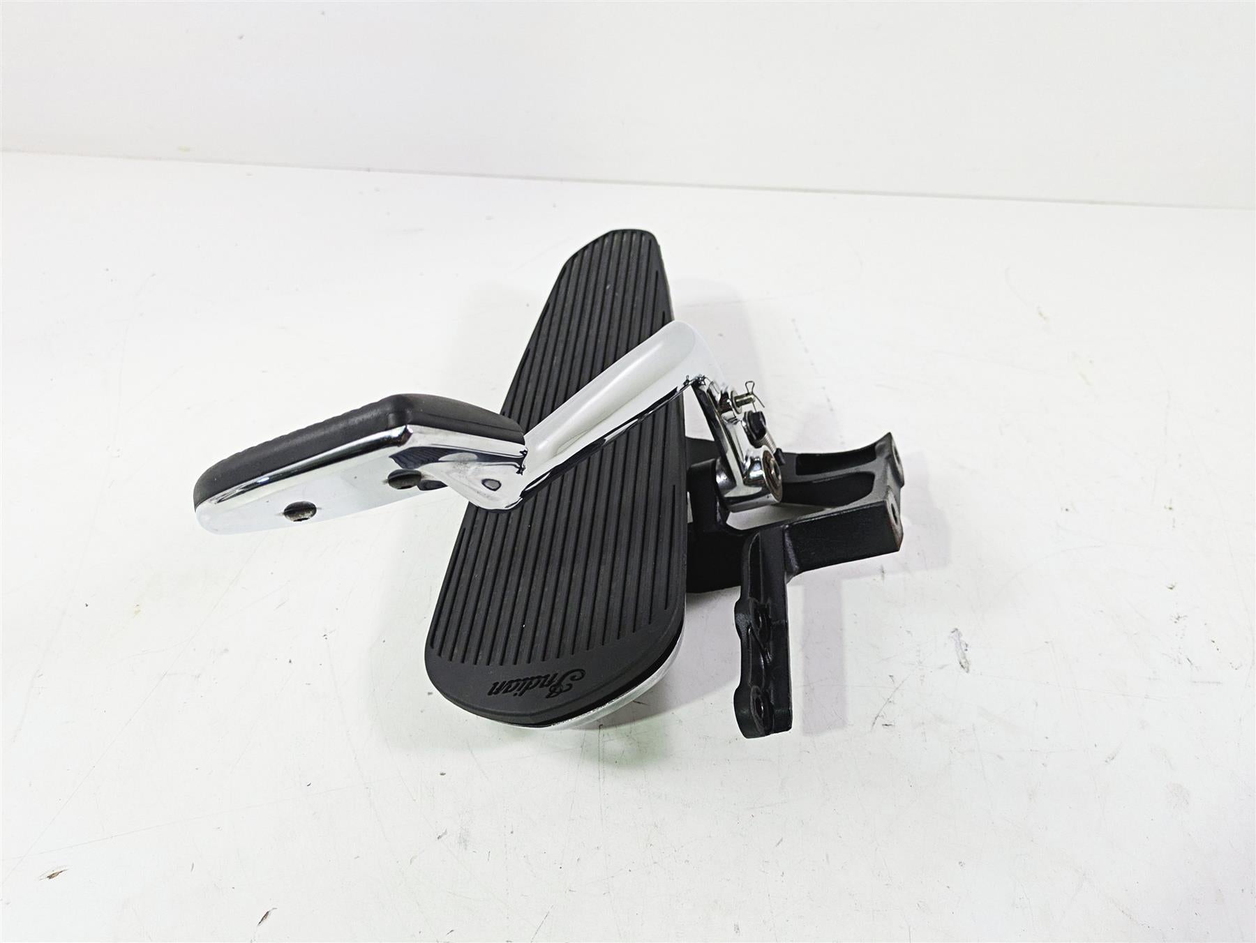 2018 Indian Chieftain Limited Chrome Right Floor Board & Brake Pedal 5141001 {{ shop.shopifyCountryName }} - Mototech271