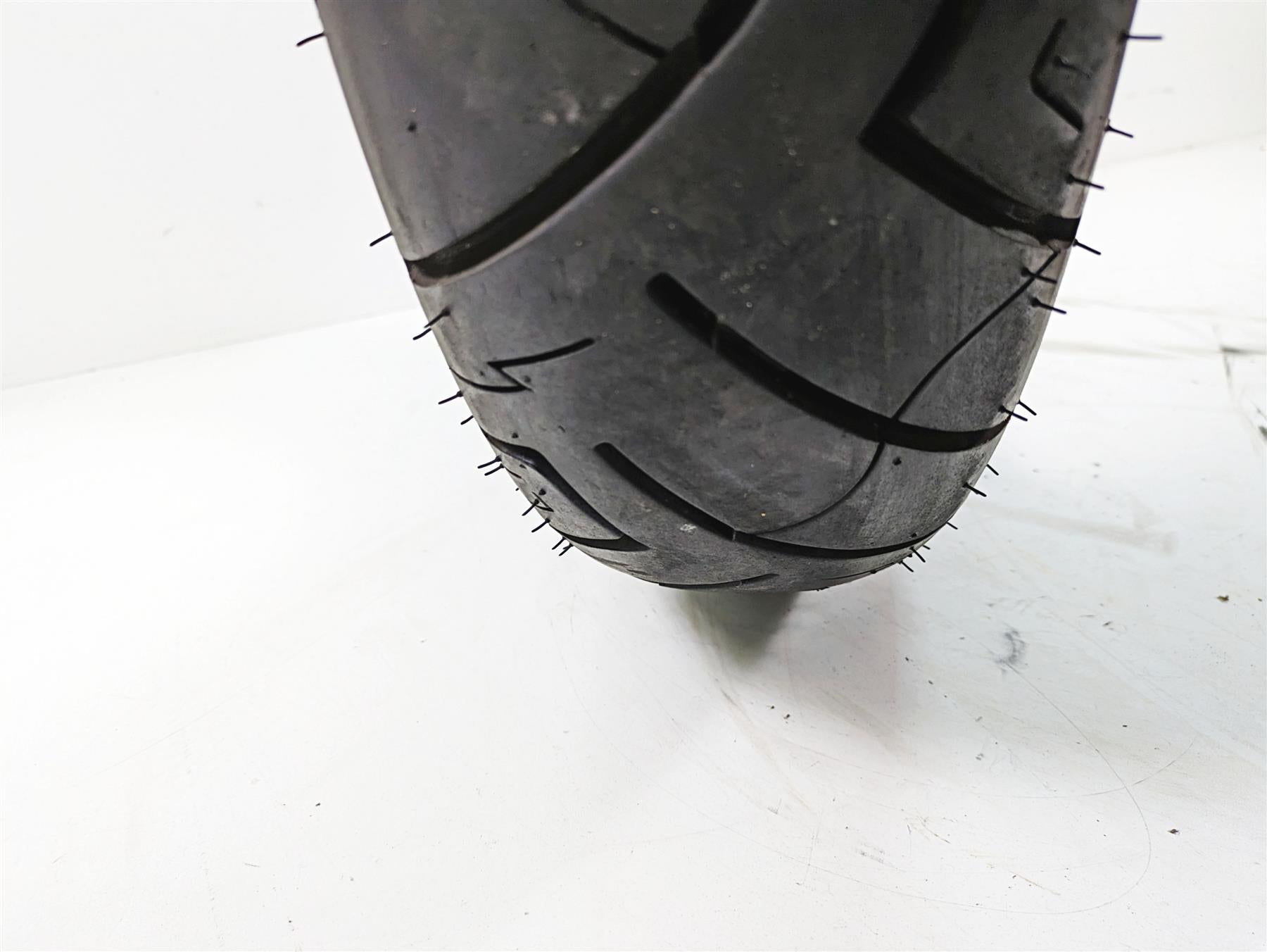 2005 Harley Touring FLHTCUI Electra Glide Used Motorcycle Front Tire Shinko SR777 140/90/16 87-4596 {{ shop.shopifyCountryName }} - Mototech271