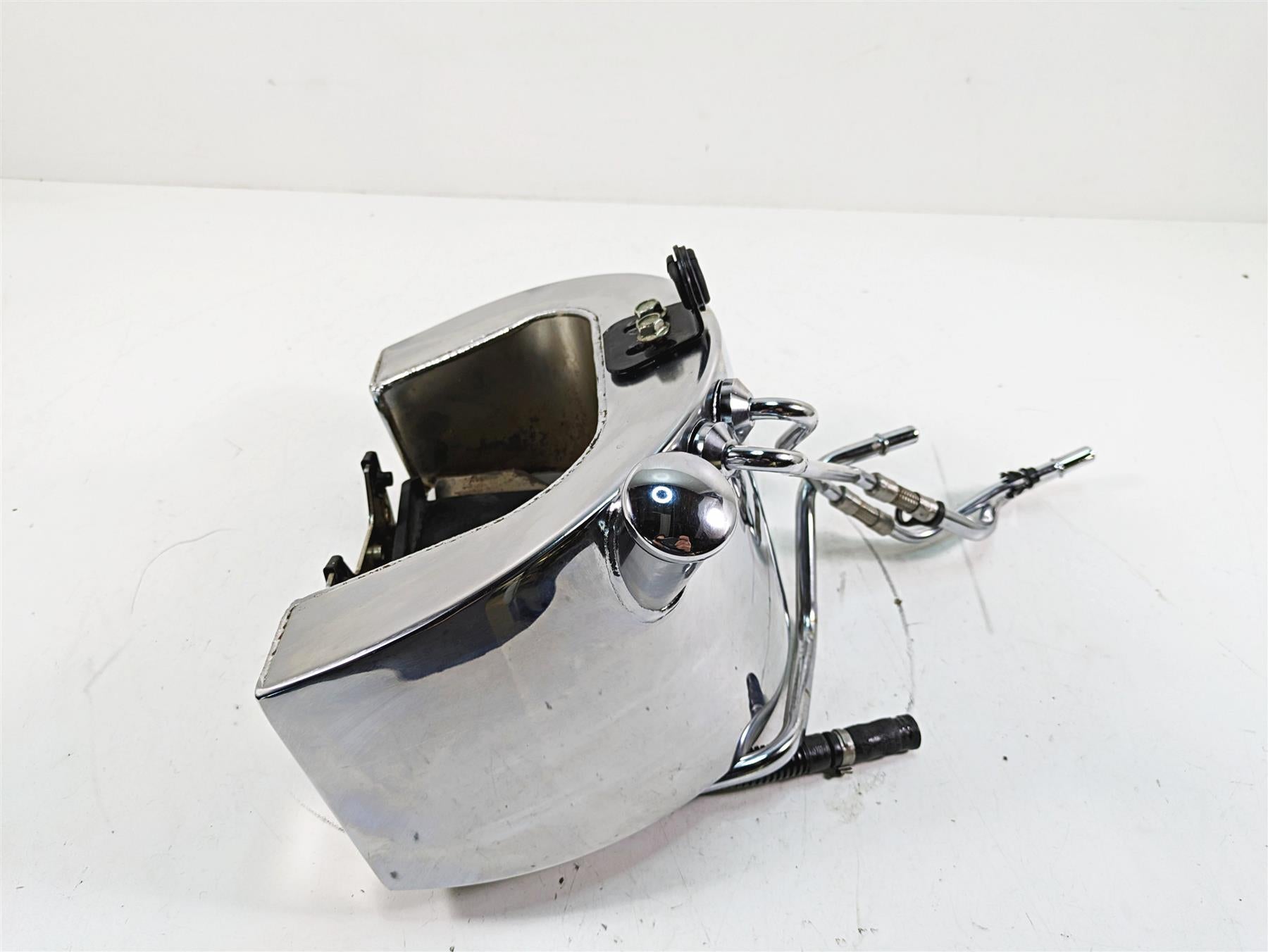 2006 Harley Softail FXSTSI Springer Chrome Oil Tank Reservoir 62498-00A {{ shop.shopifyCountryName }} - Mototech271
