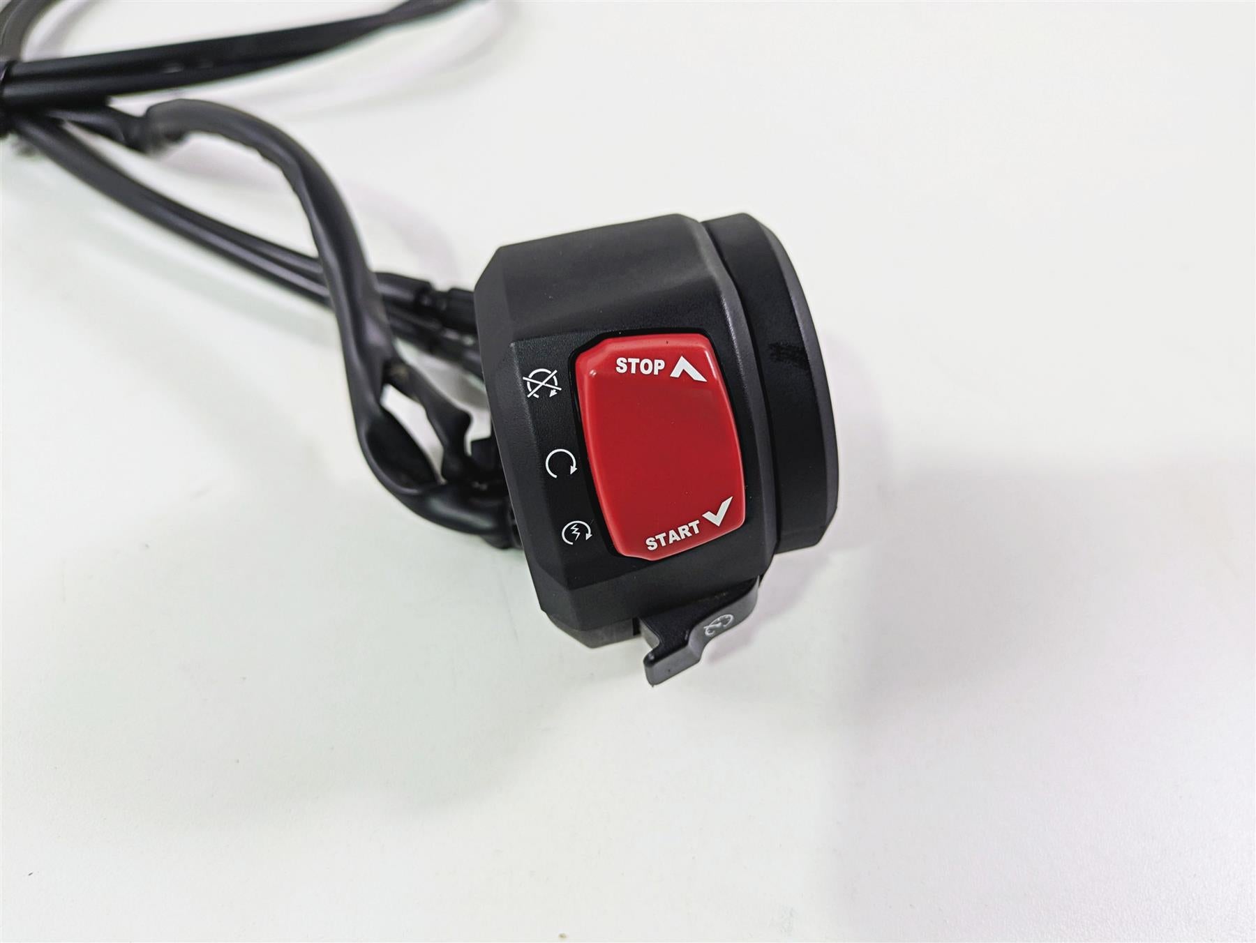 2023 Suzuki GSX1300 RR Hayabusa Right Hand Cruise Control Switch 37200-10L00 {{ shop.shopifyCountryName }} - Mototech271