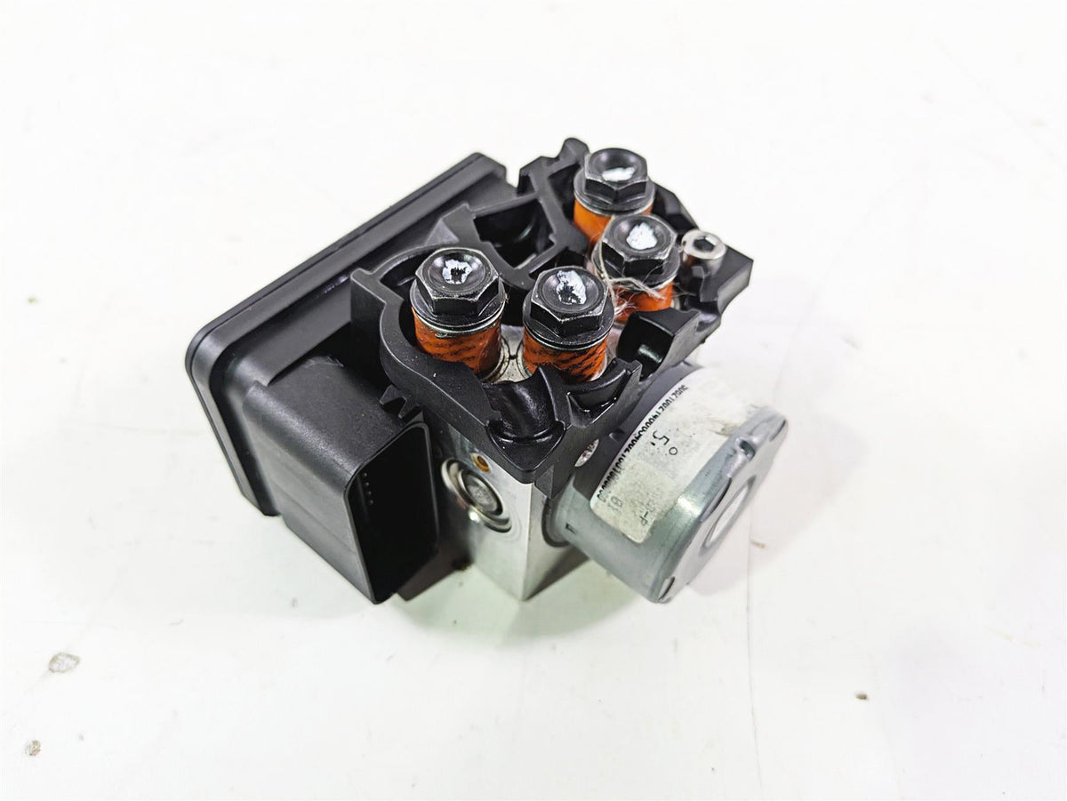 2019 Triumph Speed Triple RS 1050 Abs Brake Pump Module Unit T2029204 {{ shop.shopifyCountryName }} - Mototech271