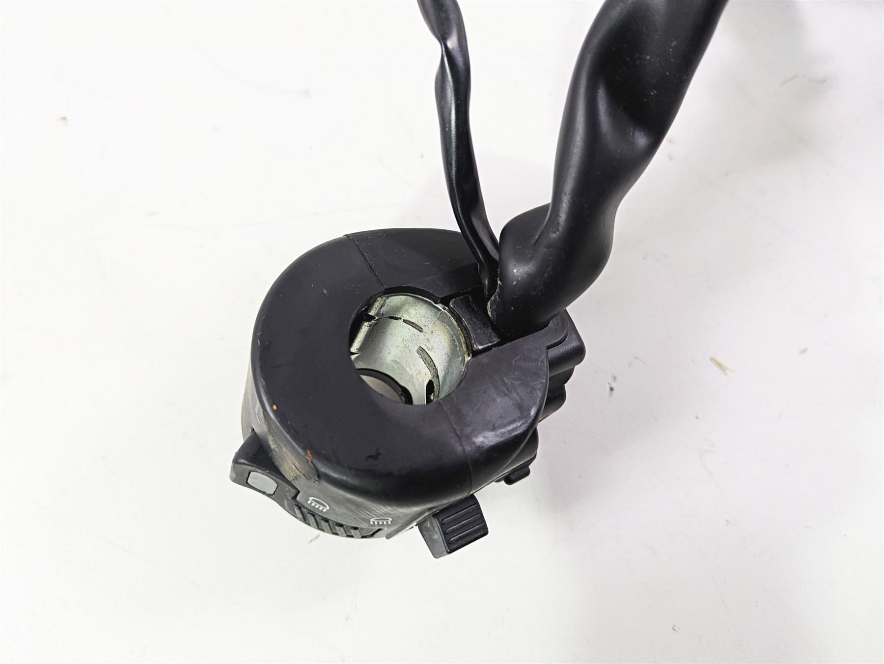 2025 Honda CBR600RR Left Hand Turn Signal Control Switch 35200-MJC-A01 {{ shop.shopifyCountryName }} - Mototech271