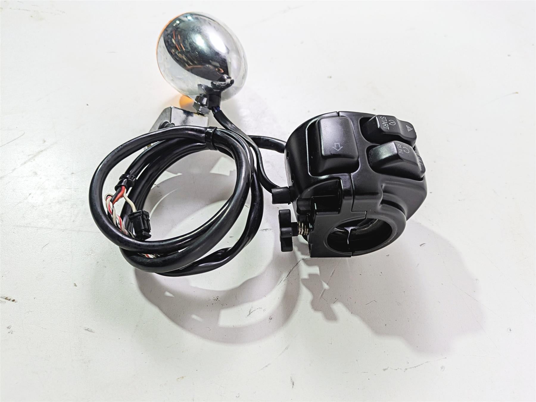 2015 Harley FXDF Dyna Fat Bob Right Hand Control Switch Start Blinker 72944-12 {{ shop.shopifyCountryName }} - Mototech271