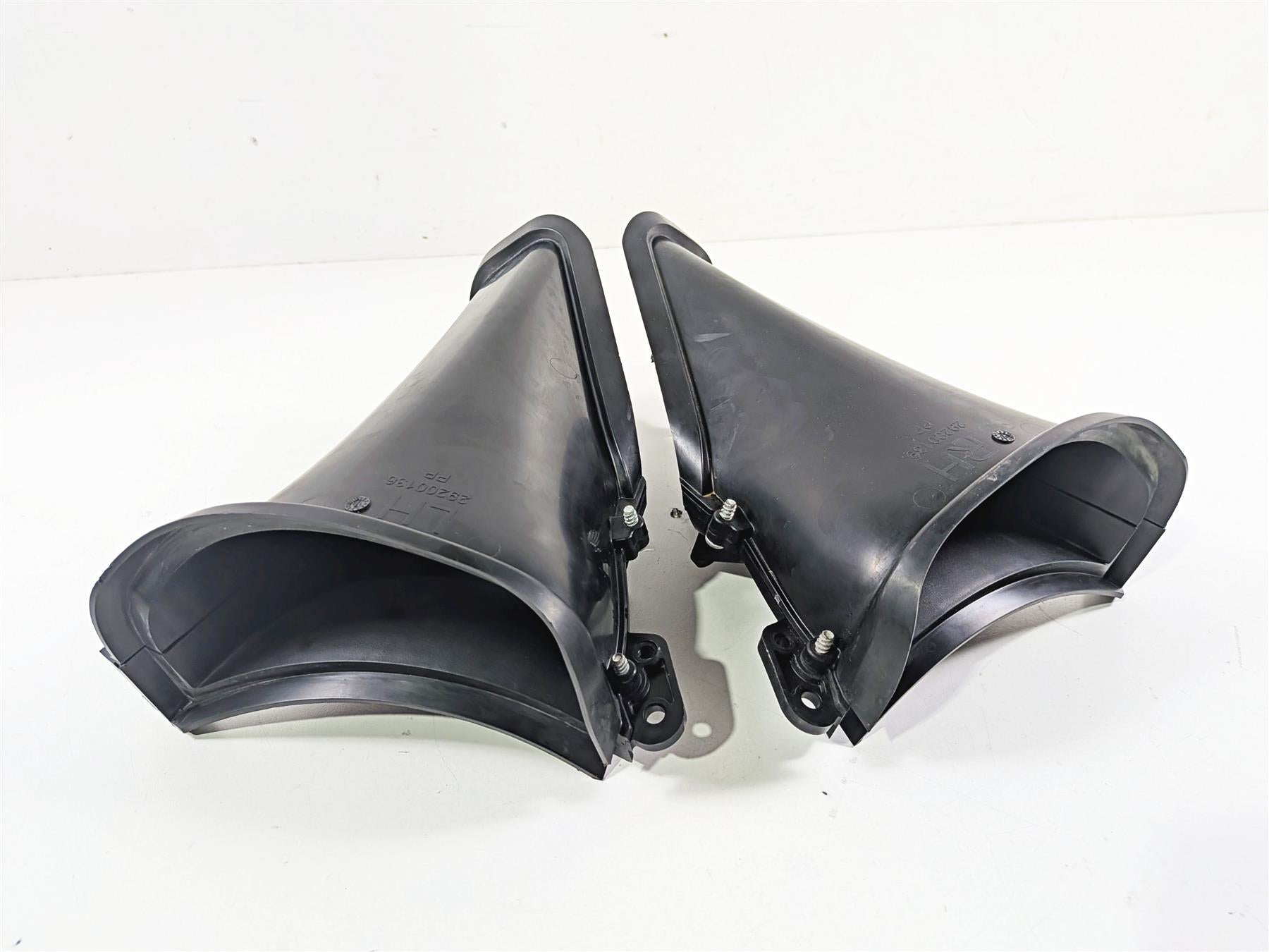 2020 Harley Touring FLTRK Road Glide Front Air Inlet Duct Set 29200136 292001393 {{ shop.shopifyCountryName }} - Mototech271