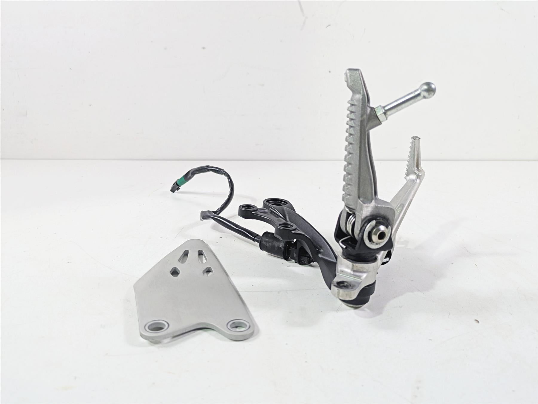 2024 Kawasaki ZX6R ZX636 Ninja Right Footpeg Brake Pedals Set 35063-0590-18R {{ shop.shopifyCountryName }} - Mototech271