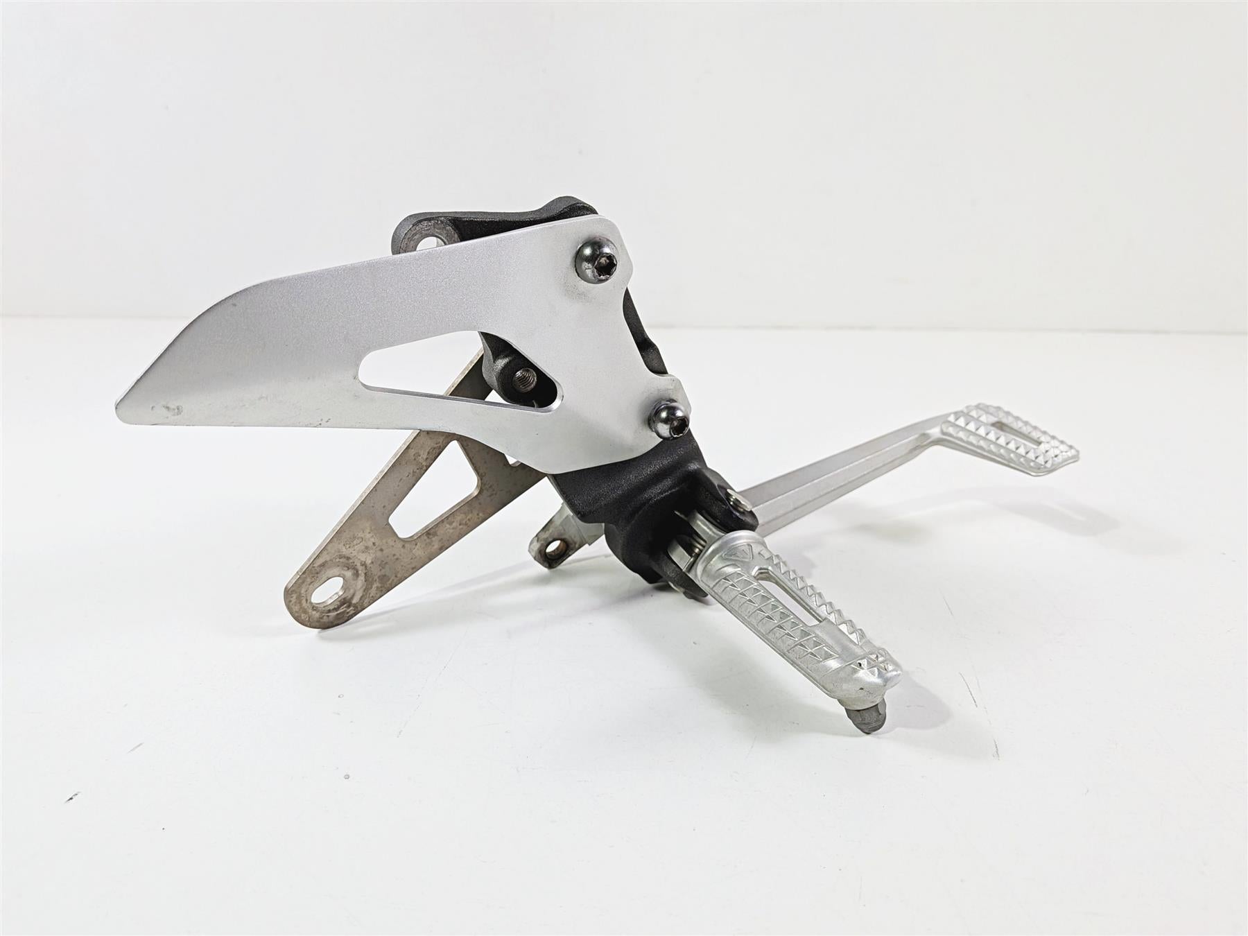 2019 Triumph Speed Triple RS 1050 Front Right Foot Peg & Brake Pedal T2081844 {{ shop.shopifyCountryName }} - Mototech271