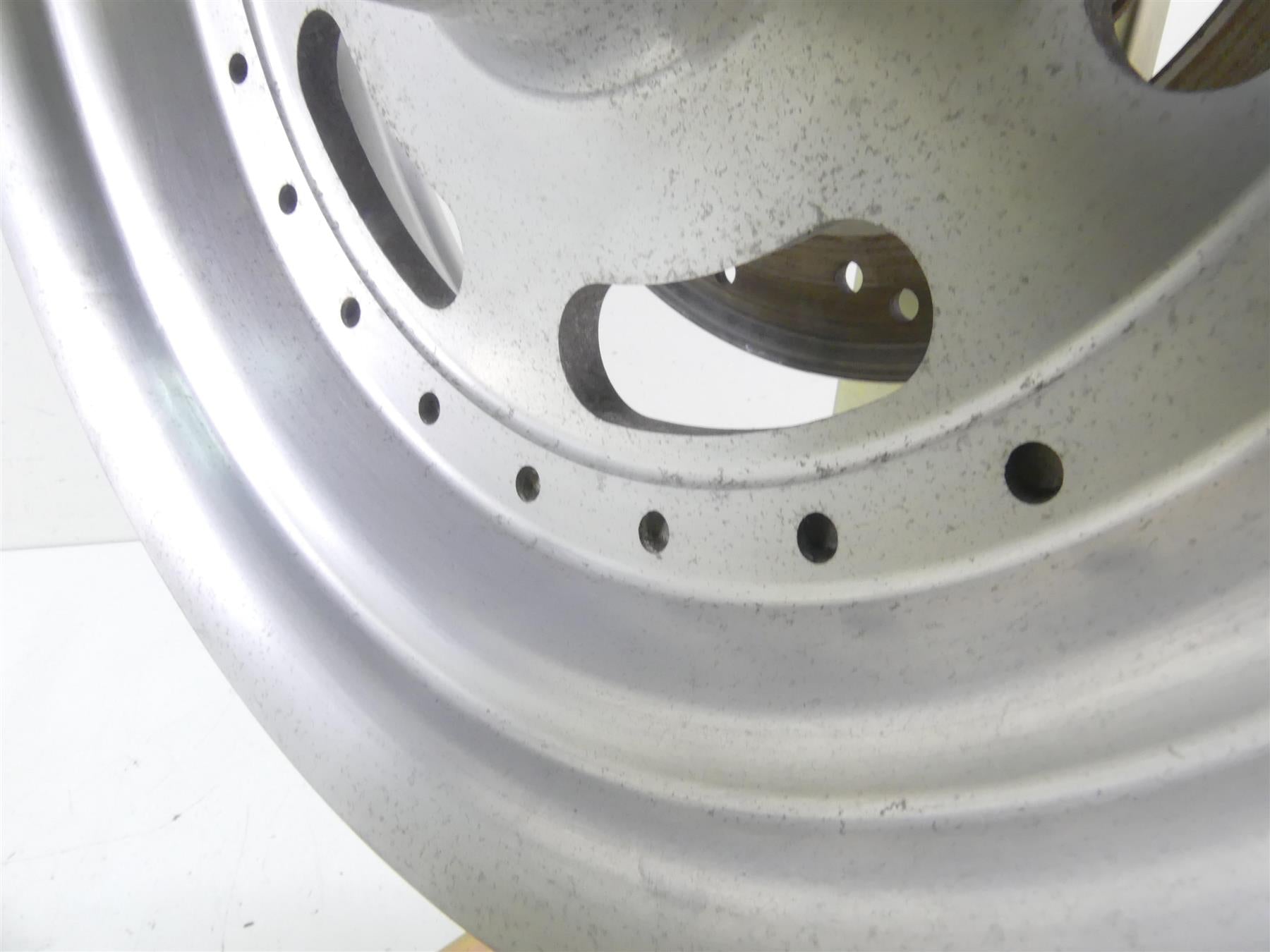 2009 Harley FXDF Dyna Fat Bob Straight 16x5 Slotted Rear Wheel Rim 40900179 {{ shop.shopifyCountryName }} - Mototech271