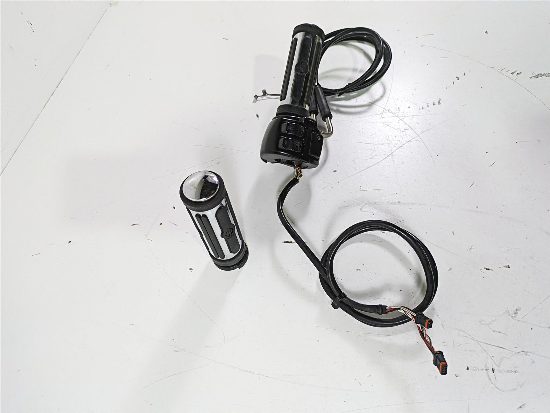 2012 Harley FLD Dyna Switchback Right Control Switch & Blinker 72948-12 {{ shop.shopifyCountryName }} - Mototech271