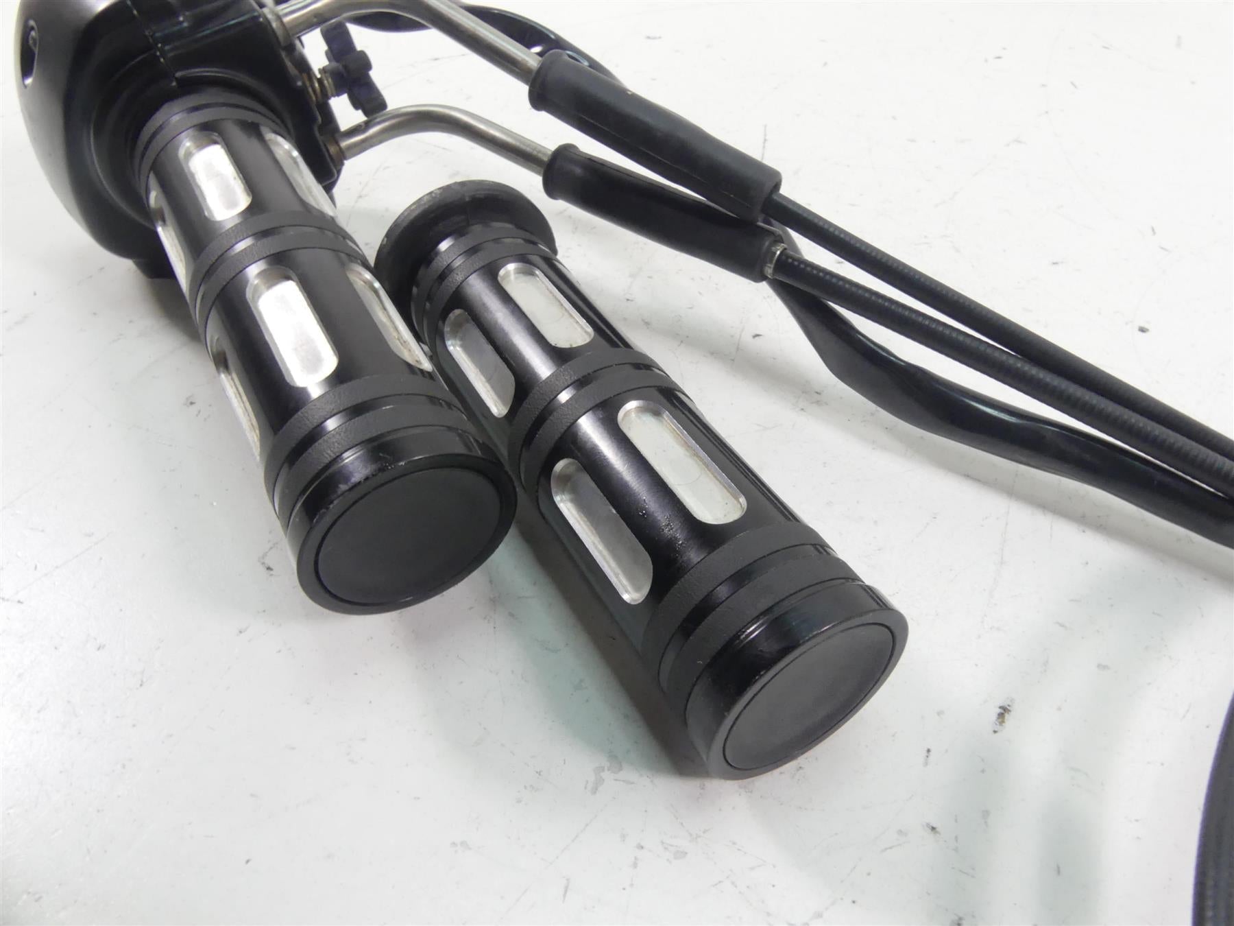 2012 Harley VRSCF Muscle Rod Right Hand Throttle Control Switch - Read 71684-06A {{ shop.shopifyCountryName }} - Mototech271