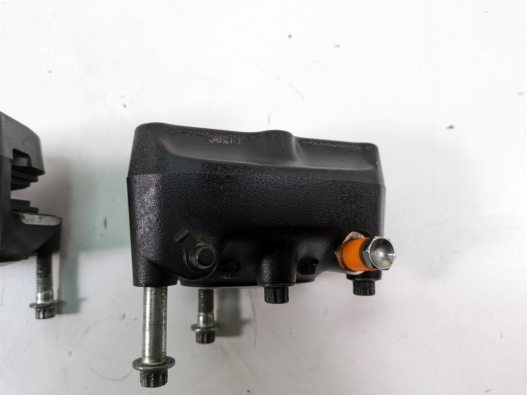 2000 Harley Dyna FXDL Low Rider Front Brake Caliper Set 44023-00C 44046-00D {{ shop.shopifyCountryName }} - Mototech271