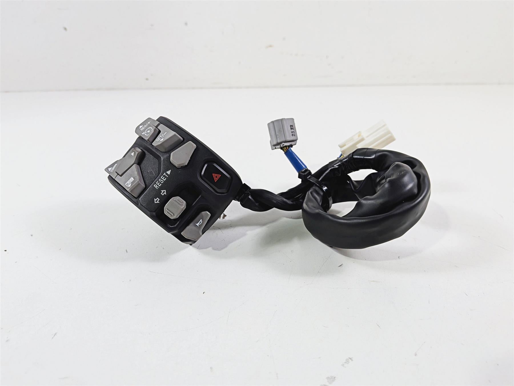 2022 Kawasaki ZX10R ZX1000 Ninja Left Hand Light Control Switch 46091-0576 {{ shop.shopifyCountryName }} - Mototech271