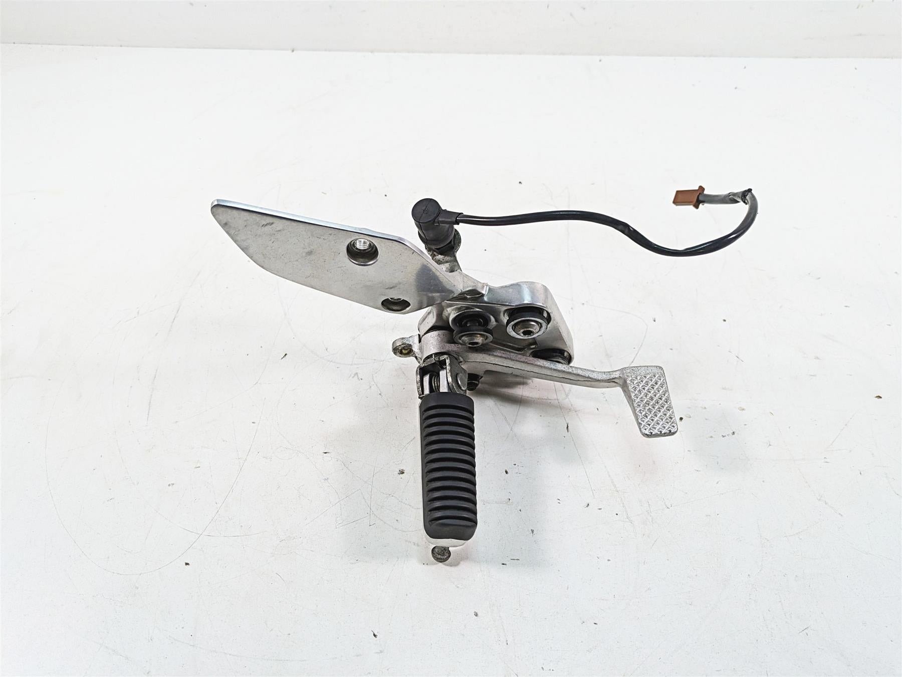 2002 Yamaha FZ1 FZS1000 Fazer Right Rider Footpeg & Brake Pedal 5LV-27443-01-00 {{ shop.shopifyCountryName }} - Mototech271