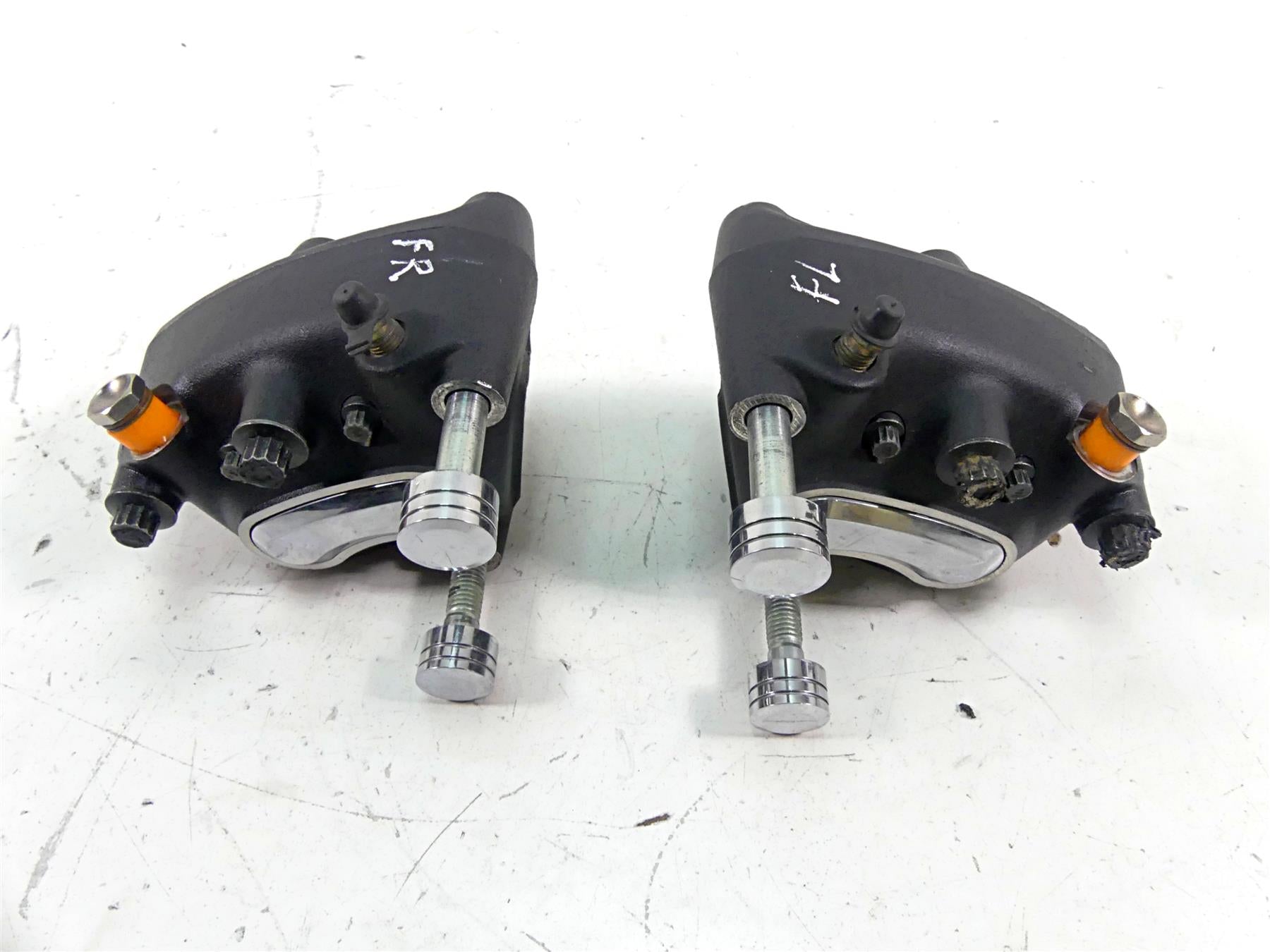 2002 Harley Touring FLHTC Electra Glide Front Brake Calipers 44023-00 44046-00