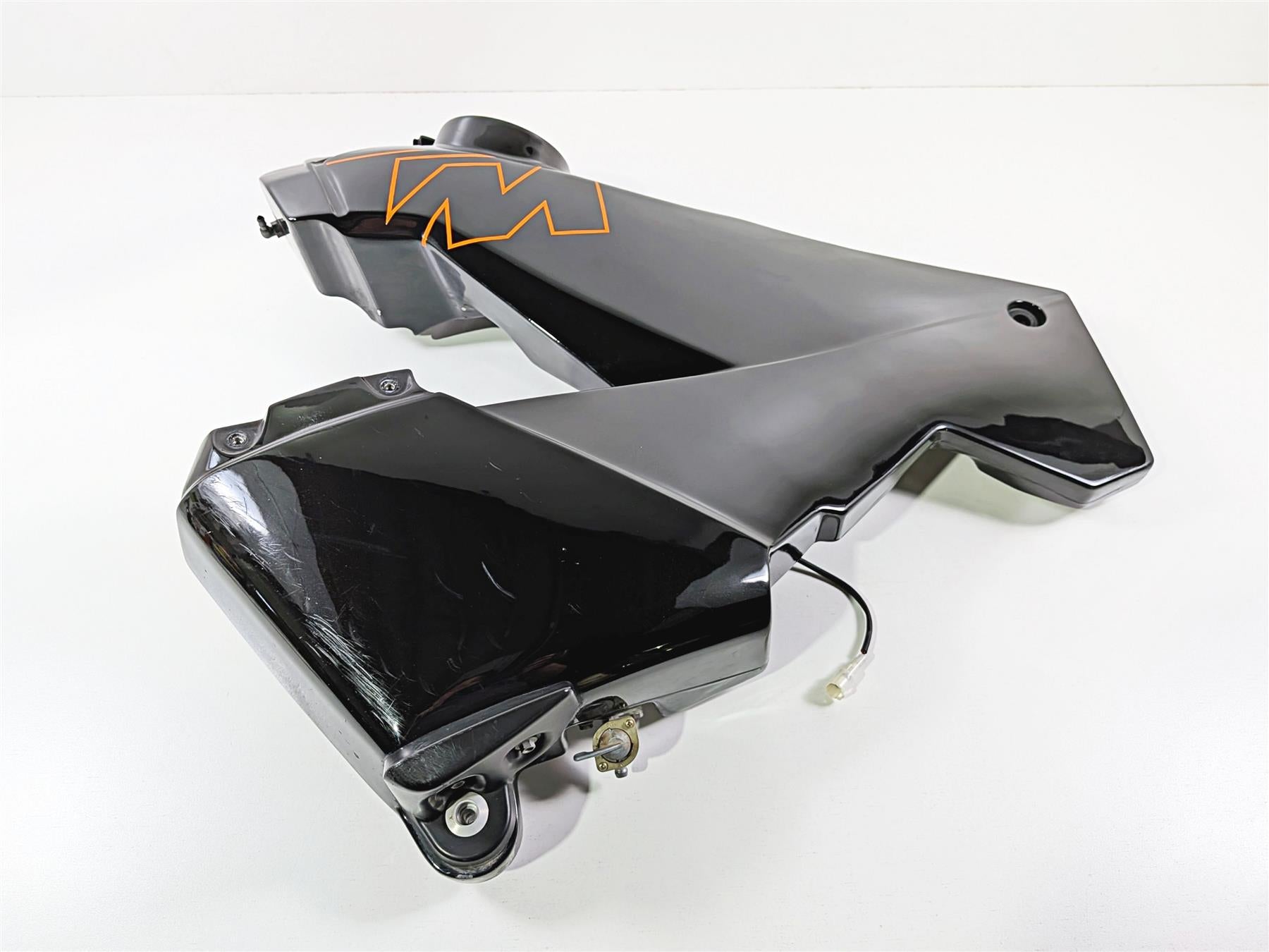 2005 KTM 950 LC8 Adventure Left Side Plastic Fuel Gas Tank 60007013044 {{ shop.shopifyCountryName }} - Mototech271