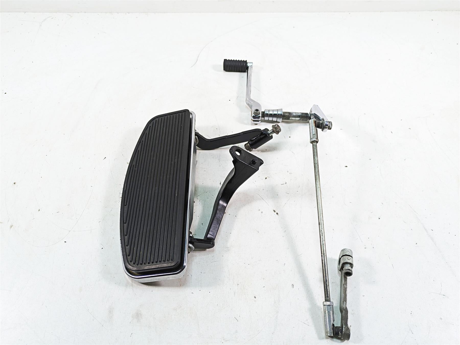2010 Harley Touring FLHTCU Electra Glide Left Floorboard + Shift Lever 33895-82E | Mototech271