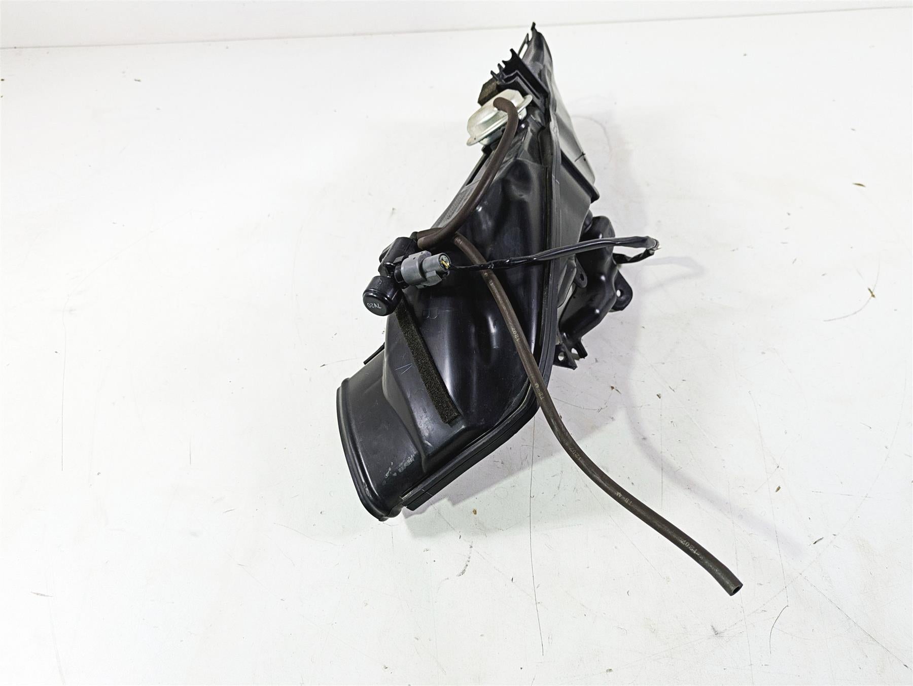 2008 Honda CBR1000RR SC59 Right Upper Air Intake Duct - Read 64330-MFL-672 {{ shop.shopifyCountryName }} - Mototech271