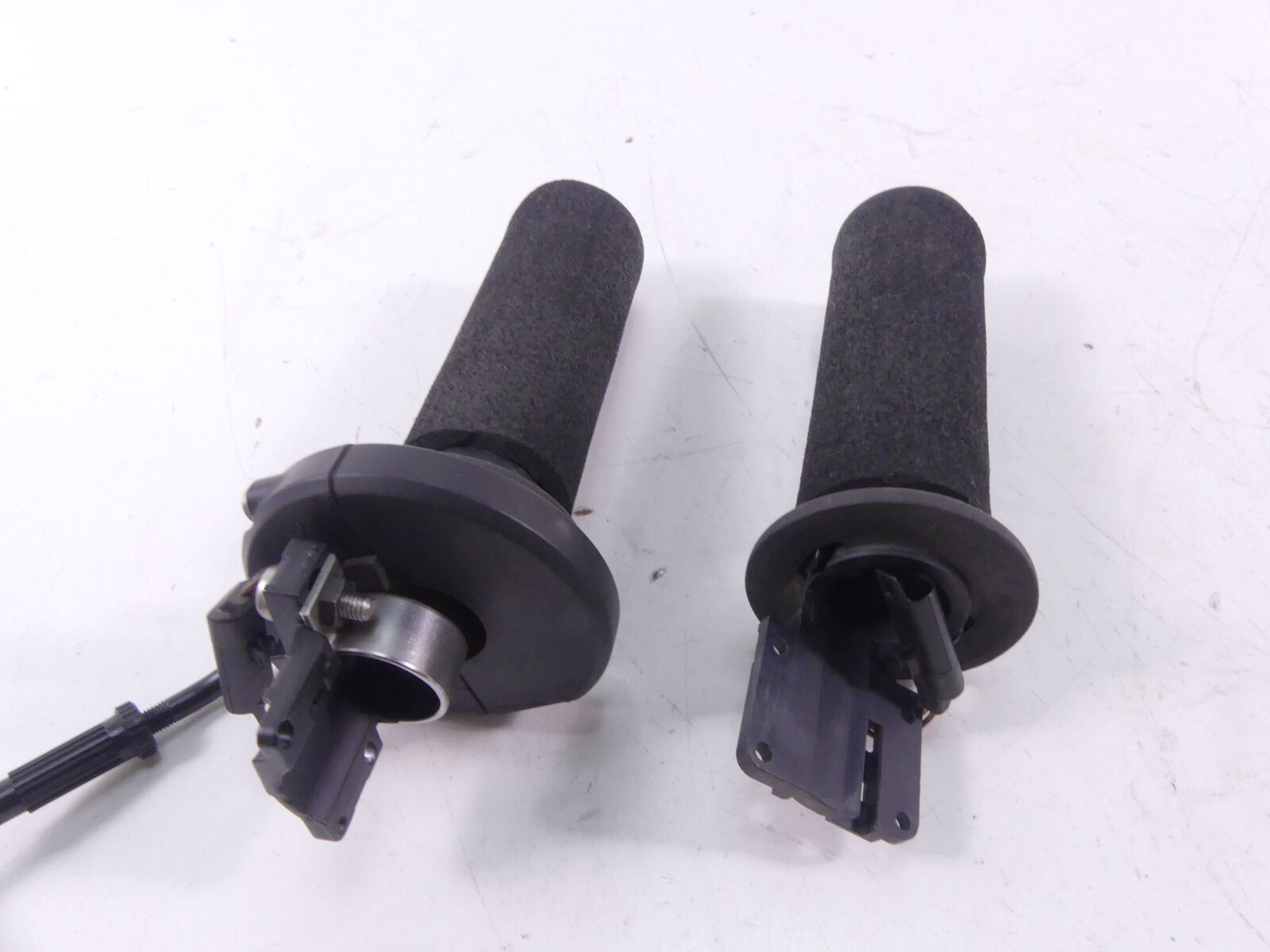 2005 BMW R1200GS K25 Left Right Heated Driver Rider Grip Grab Set 61317671605 {{ shop.shopifyCountryName }} - Mototech271