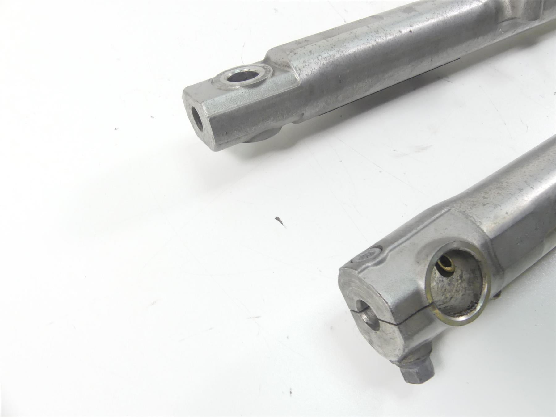 2005 Harley Dyna FXDLI Low Rider Front 39mm Fork Leg Set R 45947-04 L 45948-04 {{ shop.shopifyCountryName }} - Mototech271