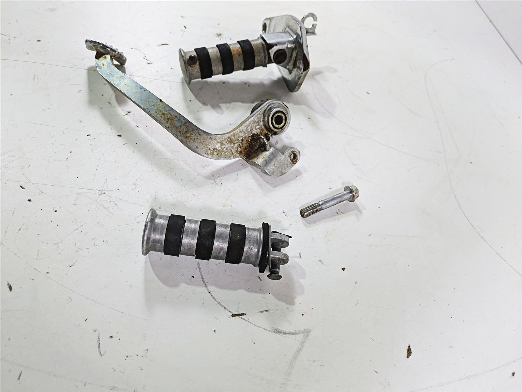 2002 Honda VT1100 Shadow Sabre Right Foot Pegs & Brake Pedal Set 50615-MCK-A00 {{ shop.shopifyCountryName }} - Mototech271
