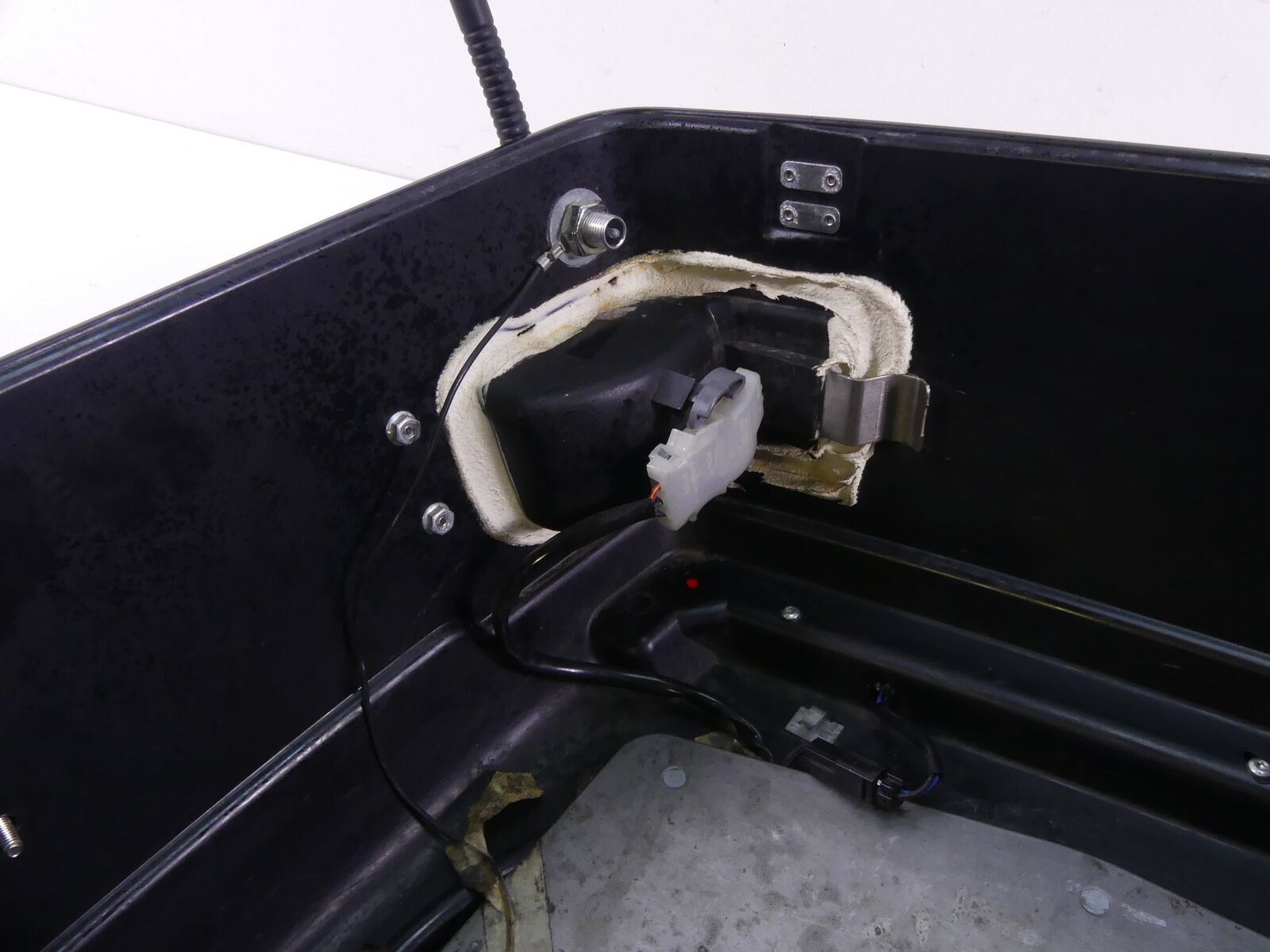 2006 Harley Touring FLHTCUI Electra Glide Lower Bottom Trunk Tour Pak 53128-06 {{ shop.shopifyCountryName }} - Mototech271