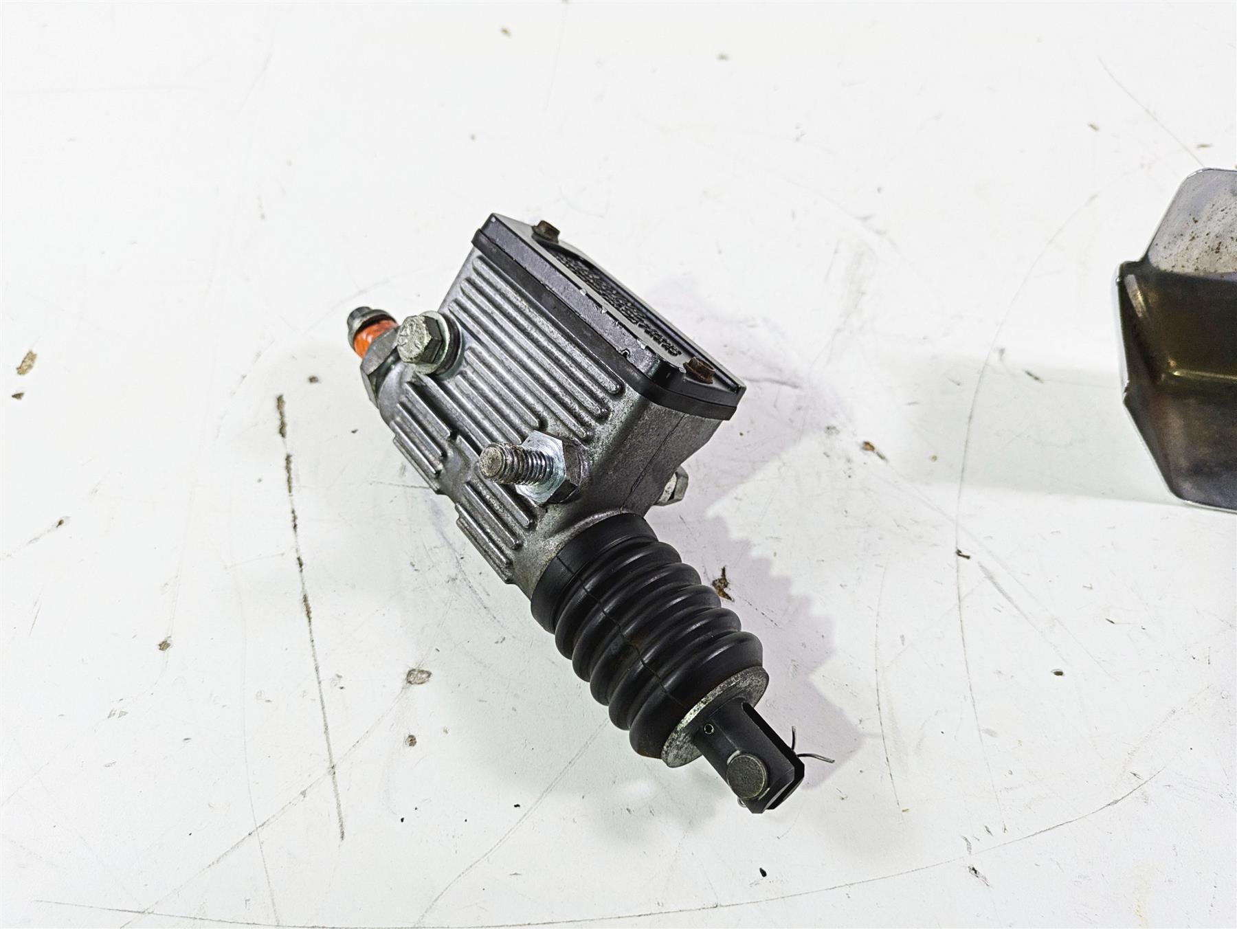 1992 Harley FLSTC Softail Heritage Rear Brake Master Cylinder + Cover 42468-87E {{ shop.shopifyCountryName }} - Mototech271