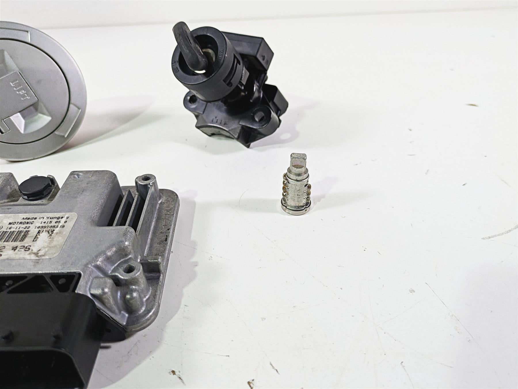 2017 BMW F800GS Adv K75 Cdi Ignition Switch Key Lock Set 13618562426 51257700072 {{ shop.shopifyCountryName }} - Mototech271
